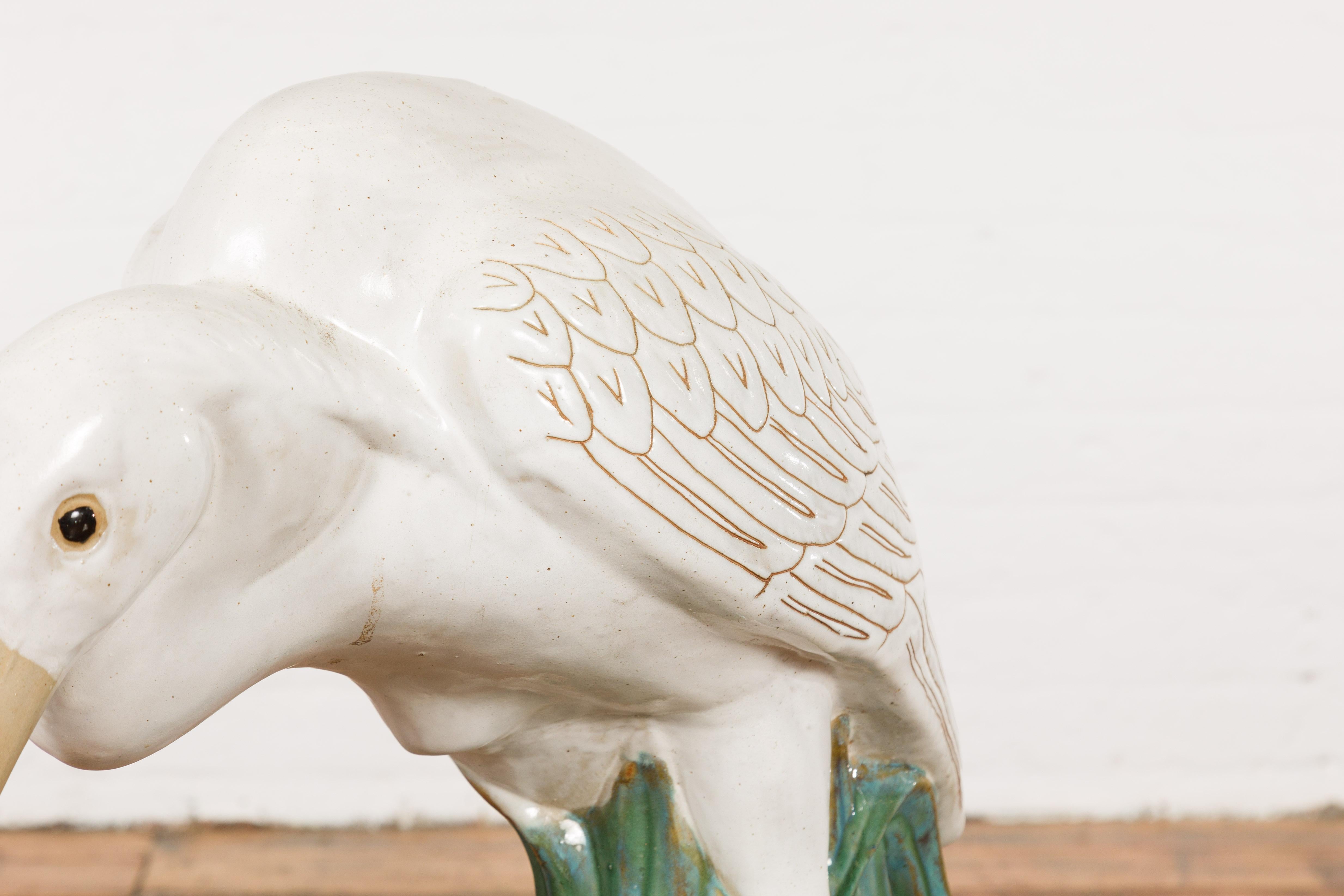 Weiße und cremefarbene glasierte Keramik-Heron-Vogel-Skulptur  im Angebot 5