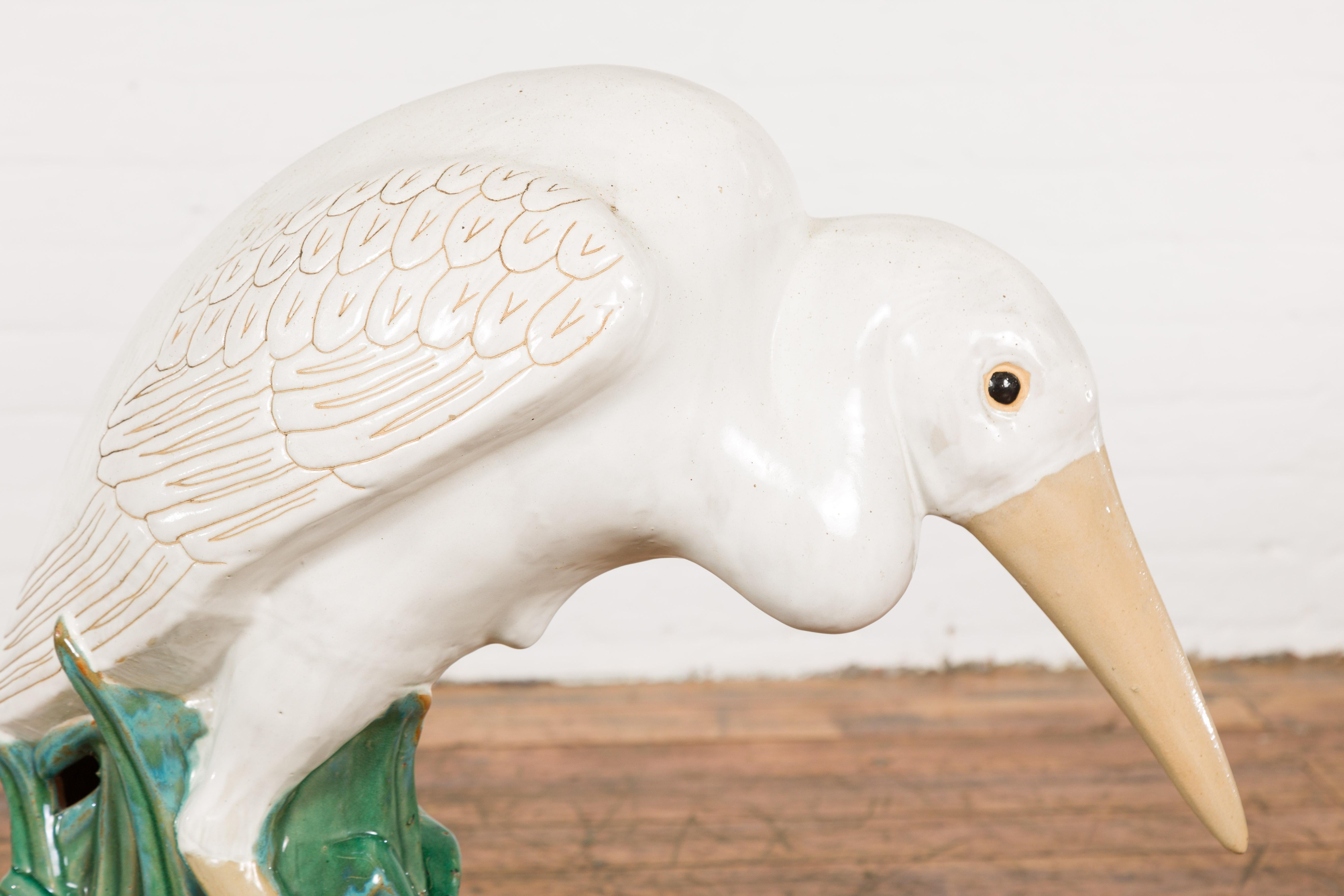 Weiße und cremefarbene glasierte Keramik-Heron-Vogel-Skulptur  (Glasiert) im Angebot