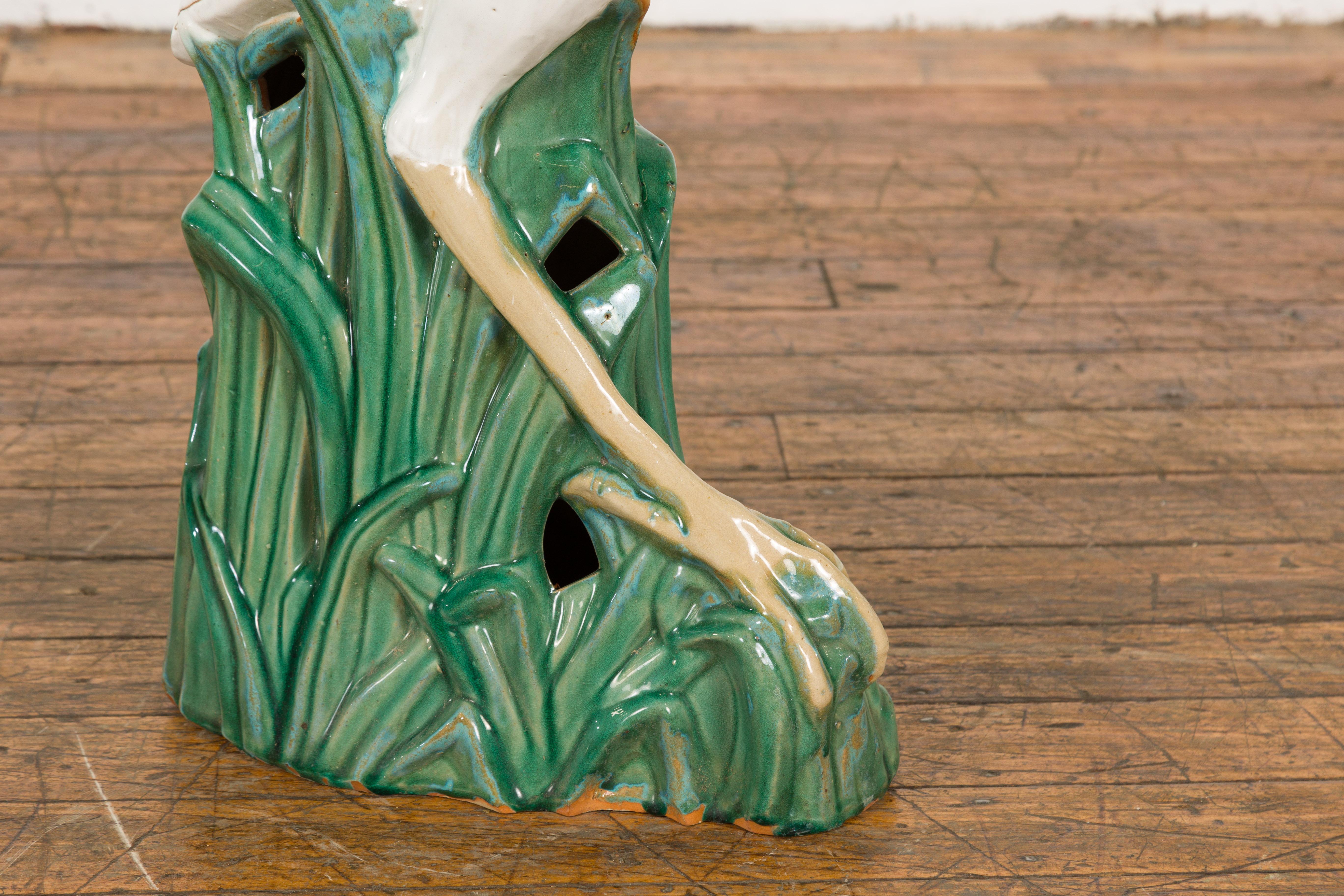 Weiße und cremefarbene glasierte Keramik-Heron-Vogel-Skulptur  (20. Jahrhundert) im Angebot