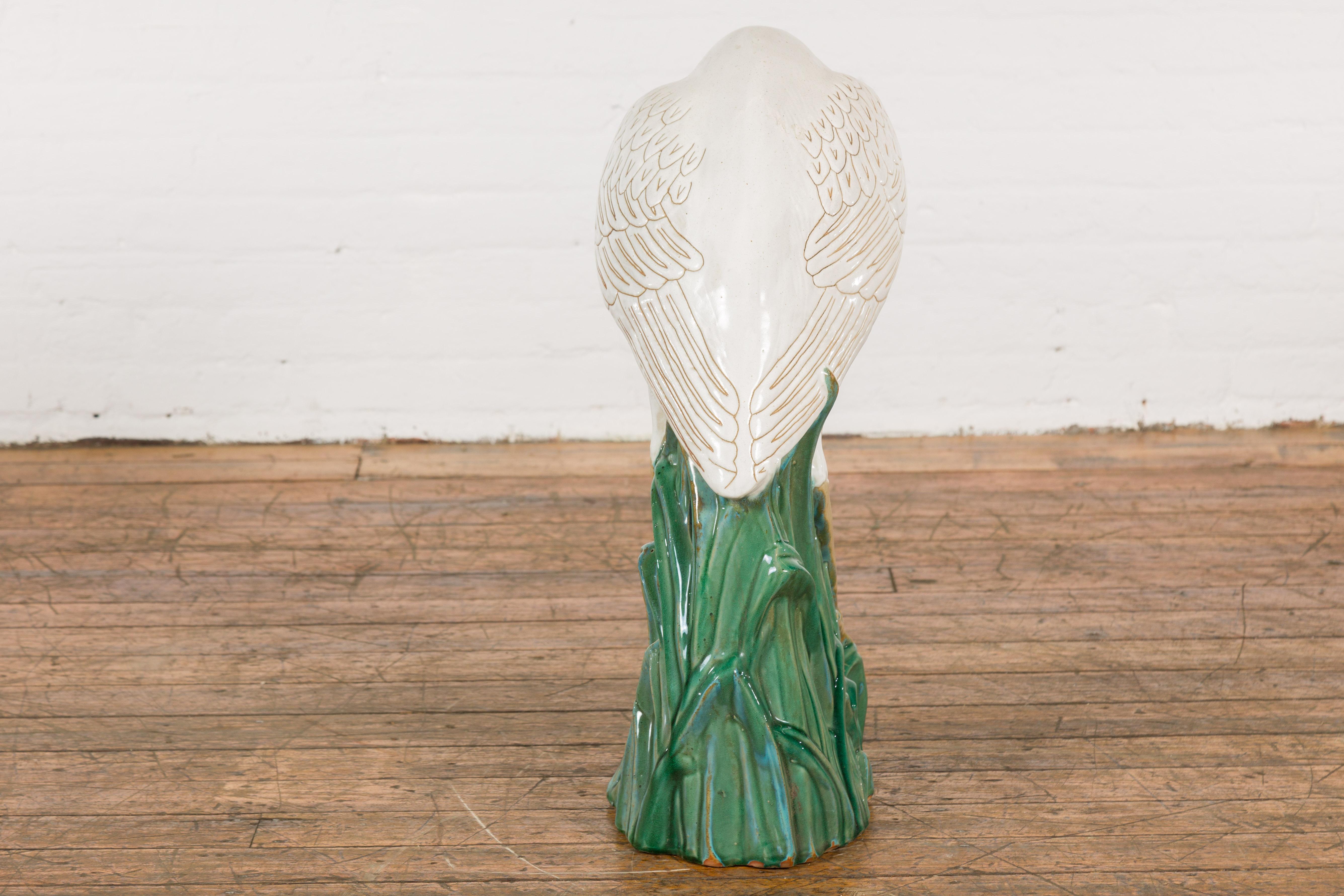 Weiße und cremefarbene glasierte Keramik-Heron-Vogel-Skulptur  im Angebot 1