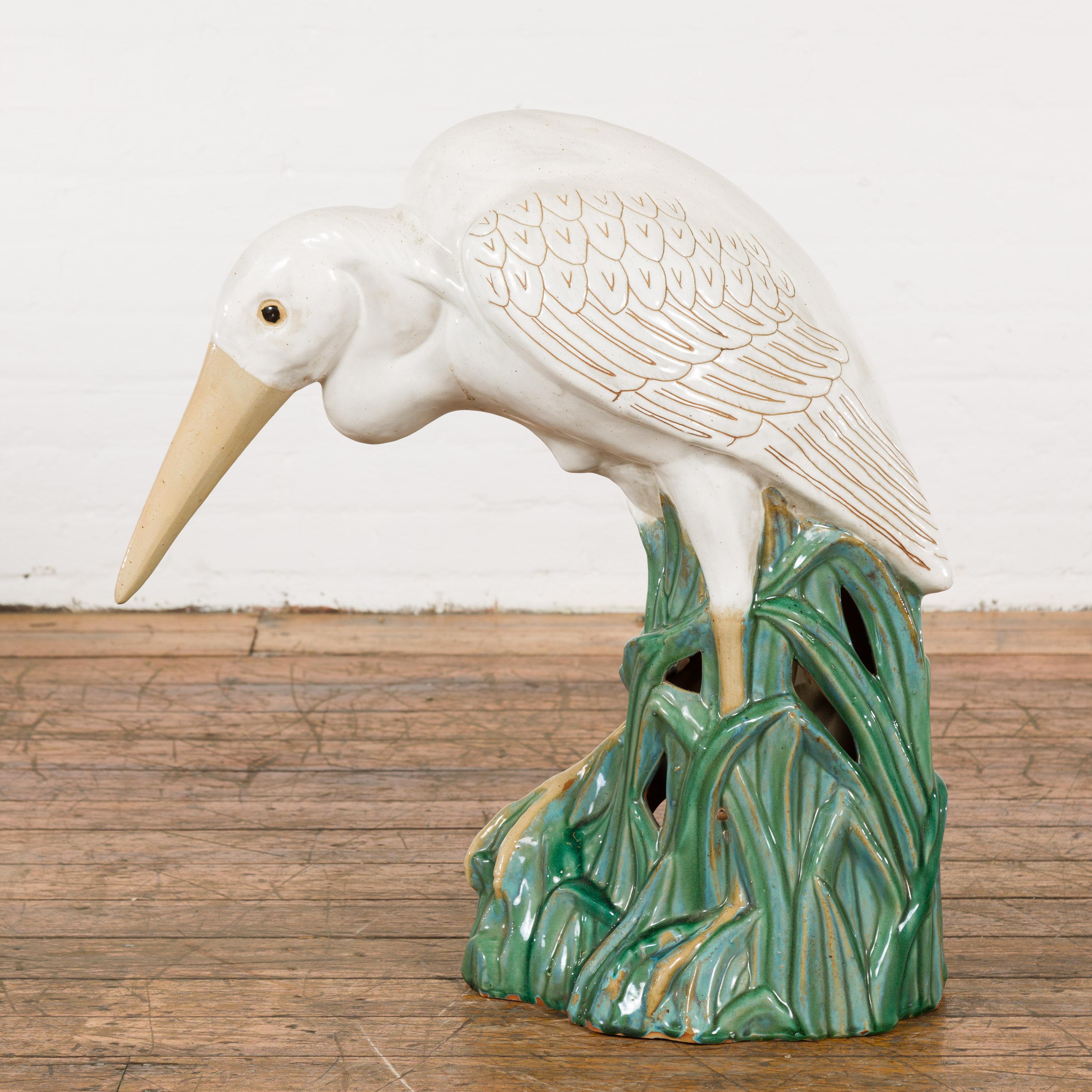 Weiße und cremefarbene glasierte Keramik-Heron-Vogel-Skulptur  im Angebot 2