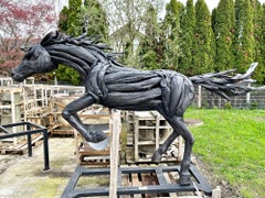 Escultura de madera de deriva a tamaño natural de un caballo negro, hecha a mano por un artista, IDN 2024