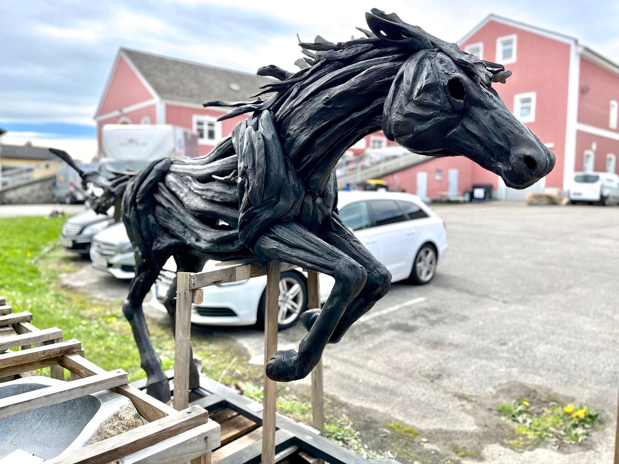 Lifesize Driftwood Black Horse Sculpture, Handcrafted by Artist, IDN 2024 In Excellent Condition For Sale In Lichtenberg, AT