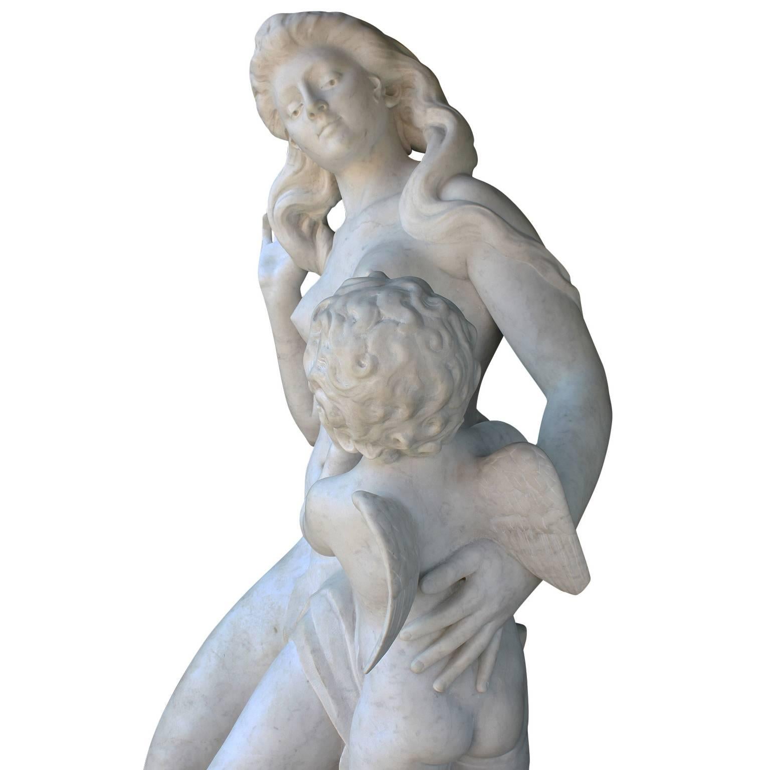 Sculpture française grandeur nature en marbre sculpté du XIXe-XXe siècle représentant « Vénus et Cupidon » en vente 3