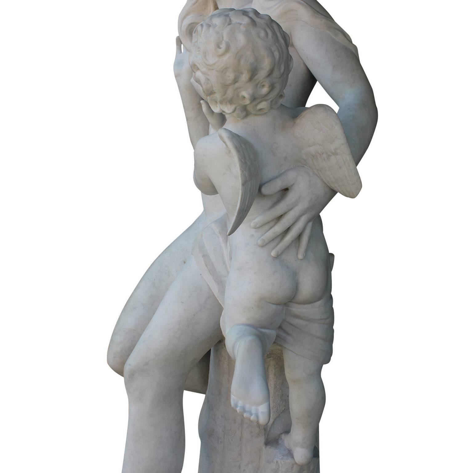 Sculpture française grandeur nature en marbre sculpté du XIXe-XXe siècle représentant « Vénus et Cupidon » en vente 4