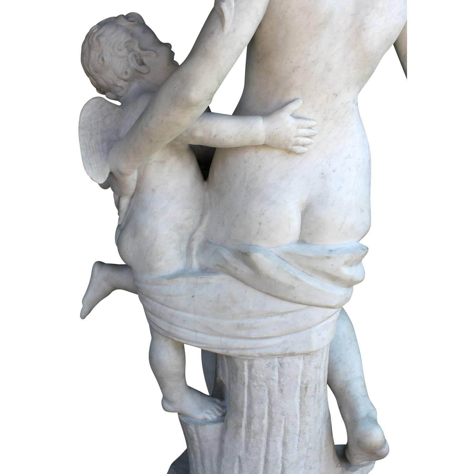 Sculpture française grandeur nature en marbre sculpté du XIXe-XXe siècle représentant « Vénus et Cupidon » en vente 7
