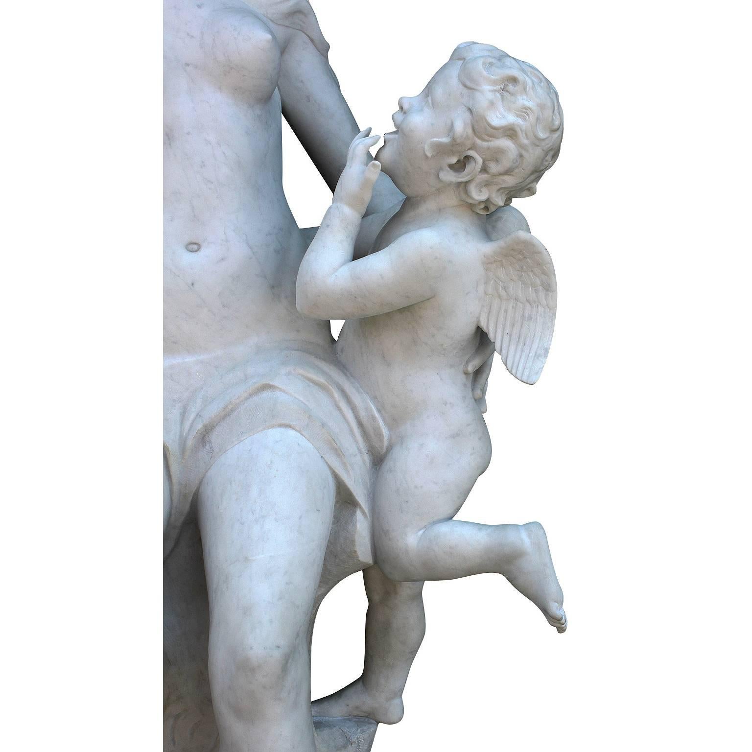 Gréco-romain Sculpture française grandeur nature en marbre sculpté du XIXe-XXe siècle représentant « Vénus et Cupidon » en vente