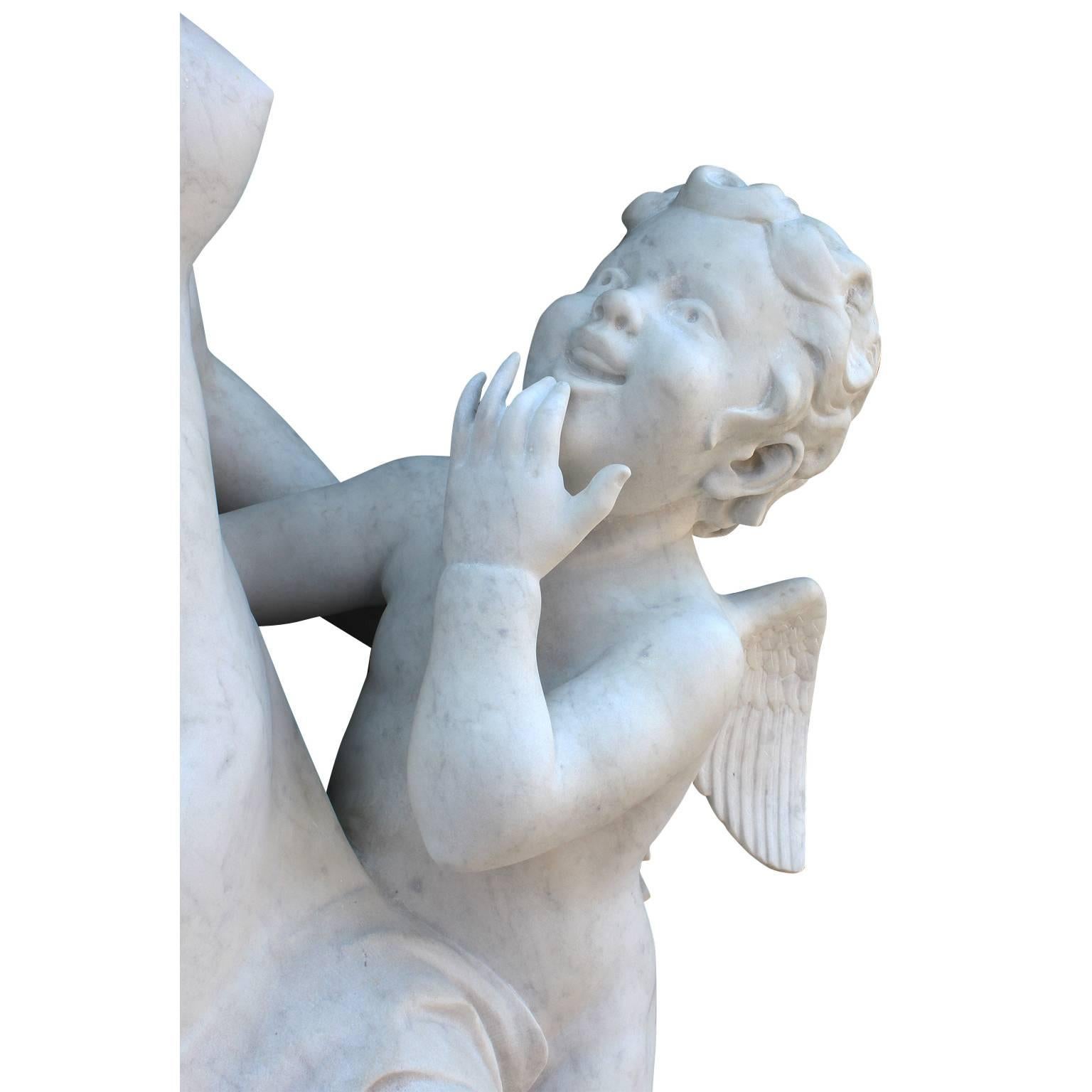 Français Sculpture française grandeur nature en marbre sculpté du XIXe-XXe siècle représentant « Vénus et Cupidon » en vente