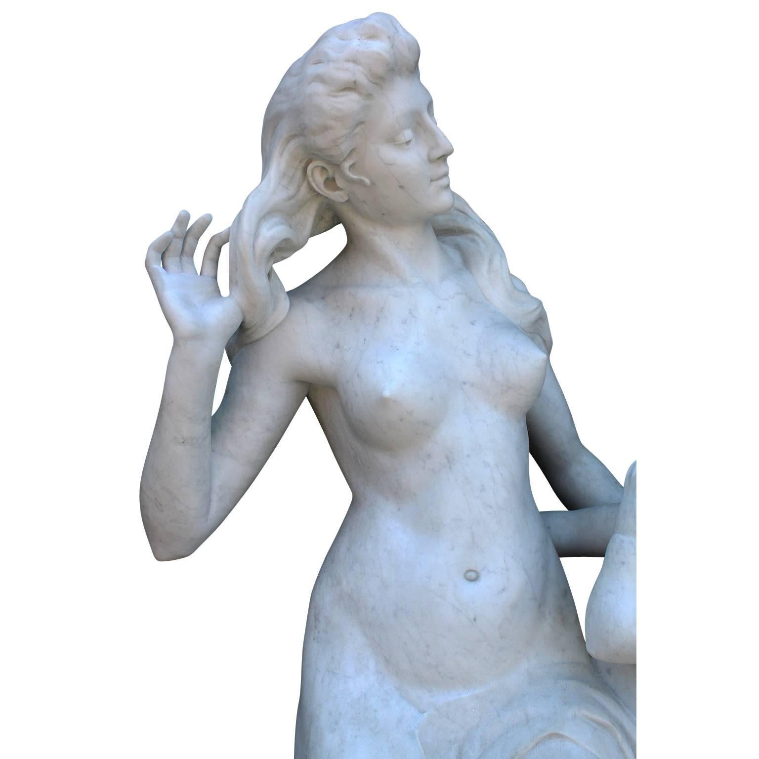 Sculpté à la main Sculpture française grandeur nature en marbre sculpté du XIXe-XXe siècle représentant « Vénus et Cupidon » en vente
