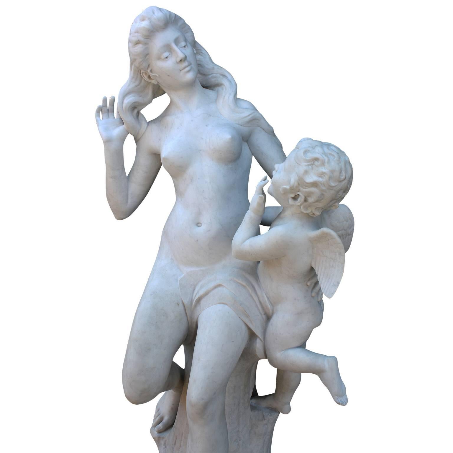 Sculpture française grandeur nature en marbre sculpté du XIXe-XXe siècle représentant « Vénus et Cupidon » État moyen - En vente à Los Angeles, CA