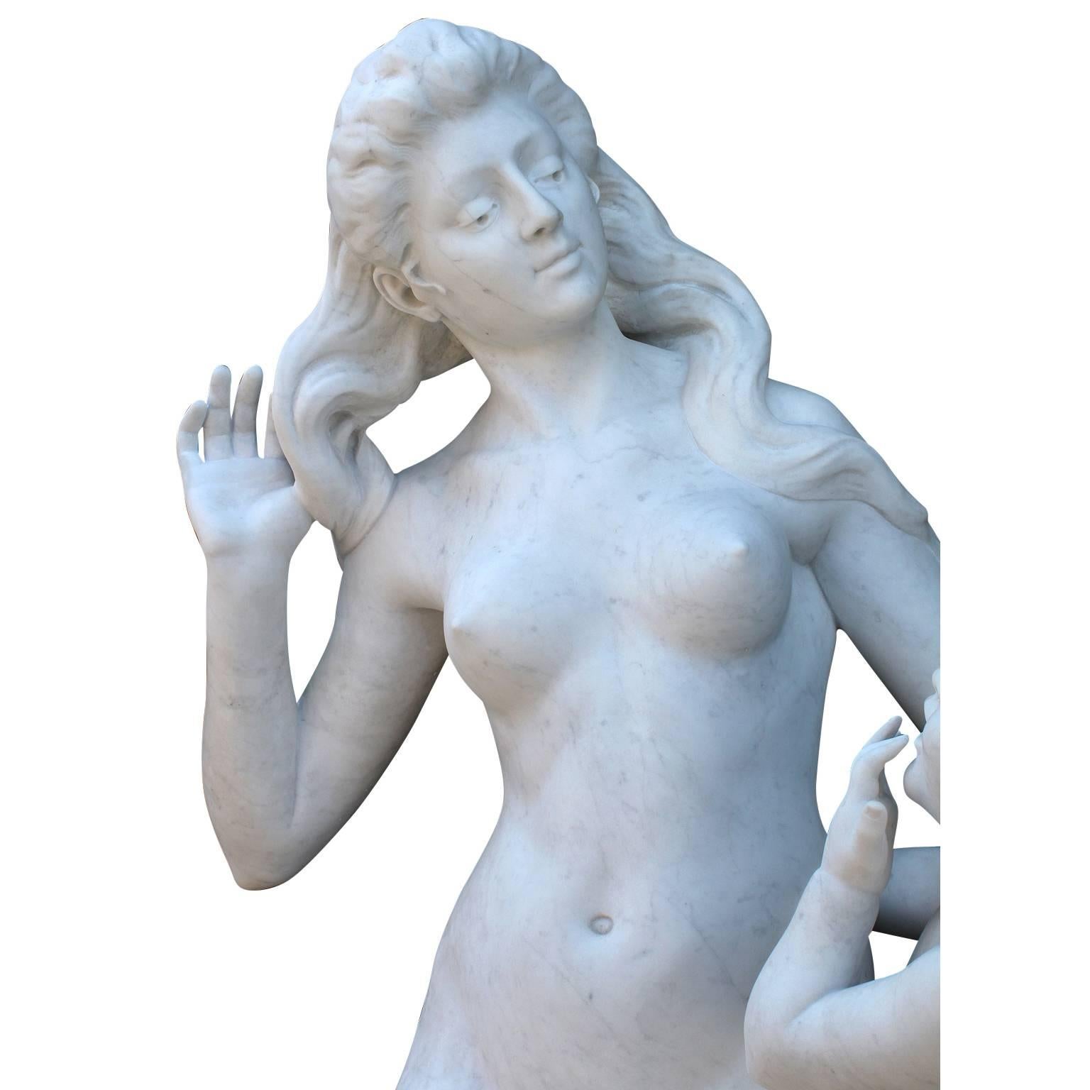 Début du 20ème siècle Sculpture française grandeur nature en marbre sculpté du XIXe-XXe siècle représentant « Vénus et Cupidon » en vente