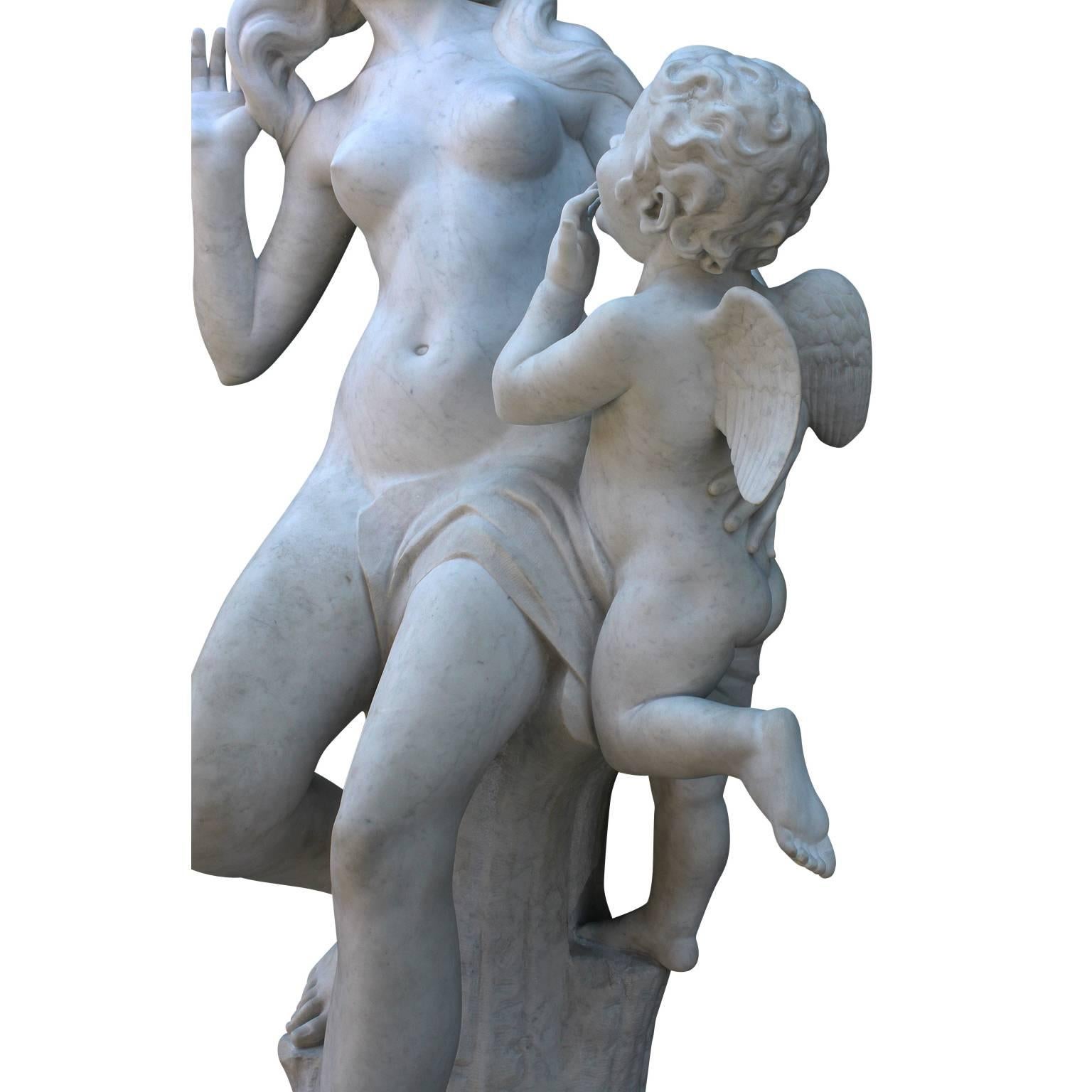 Marbre Sculpture française grandeur nature en marbre sculpté du XIXe-XXe siècle représentant « Vénus et Cupidon » en vente