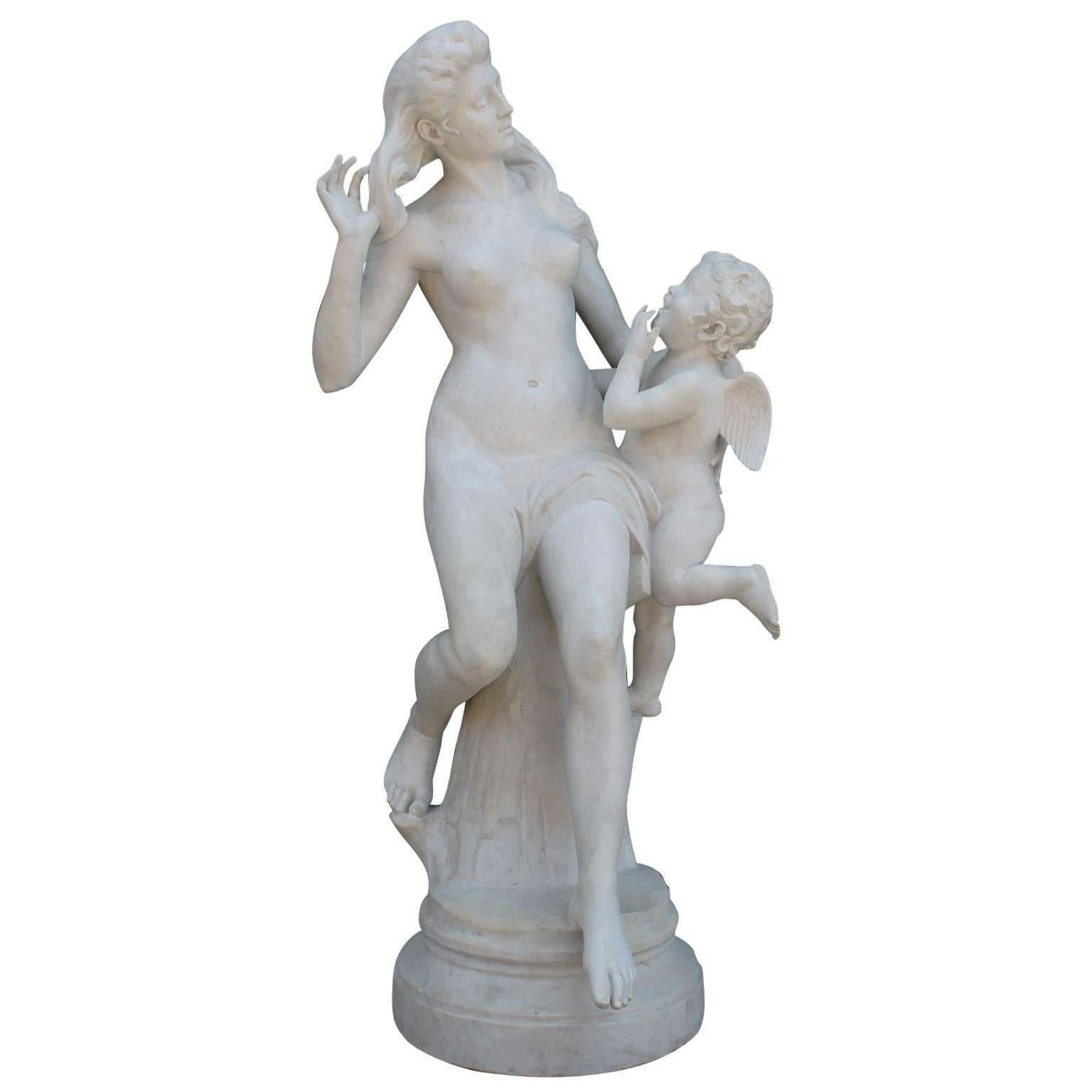 Sculpture française grandeur nature en marbre sculpté du XIXe-XXe siècle représentant « Vénus et Cupidon » en vente