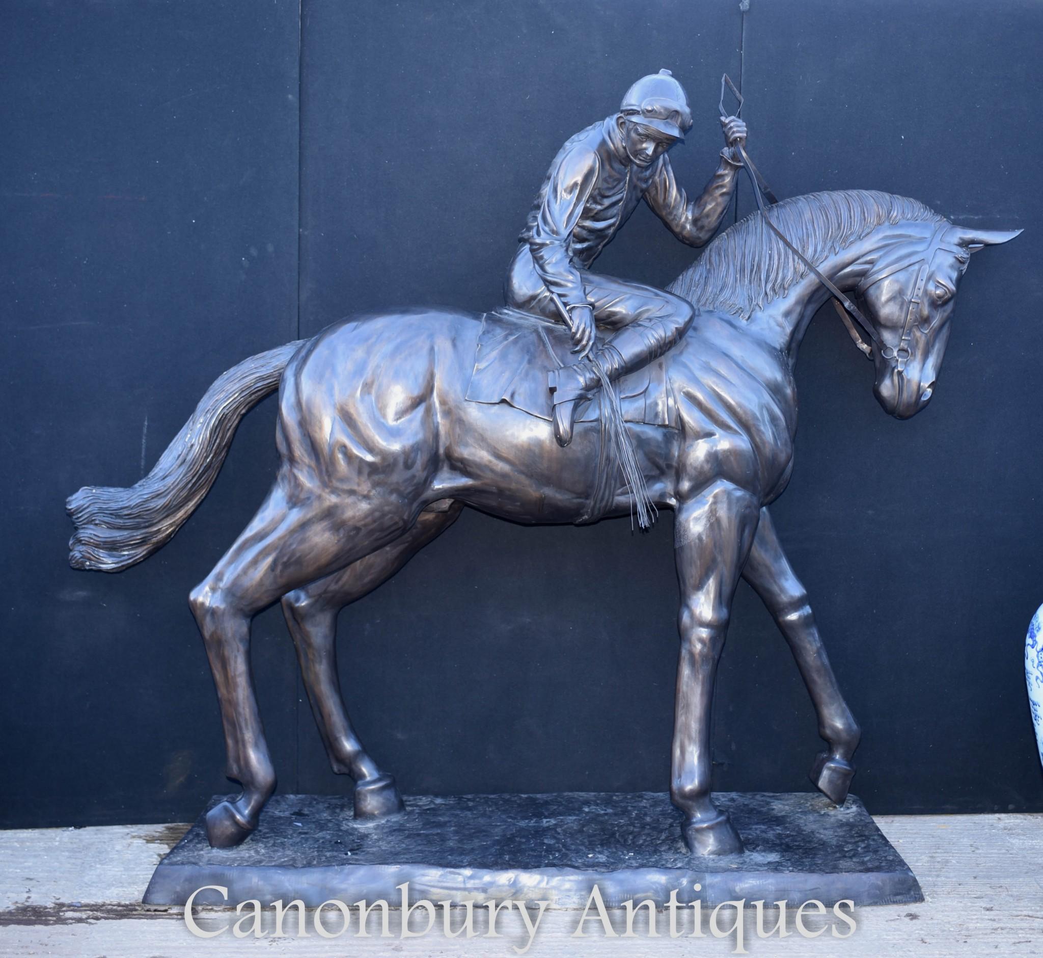 Magnifique statue de cheval et de jockey en bronze, grandeur nature, réalisée à l'origine par l'artiste français Isidore Bonheur. La hauteur est de 80 pouces - 203 CM.

Le cheval et le jockey sont peut-être l'un des sujets les plus populaires de