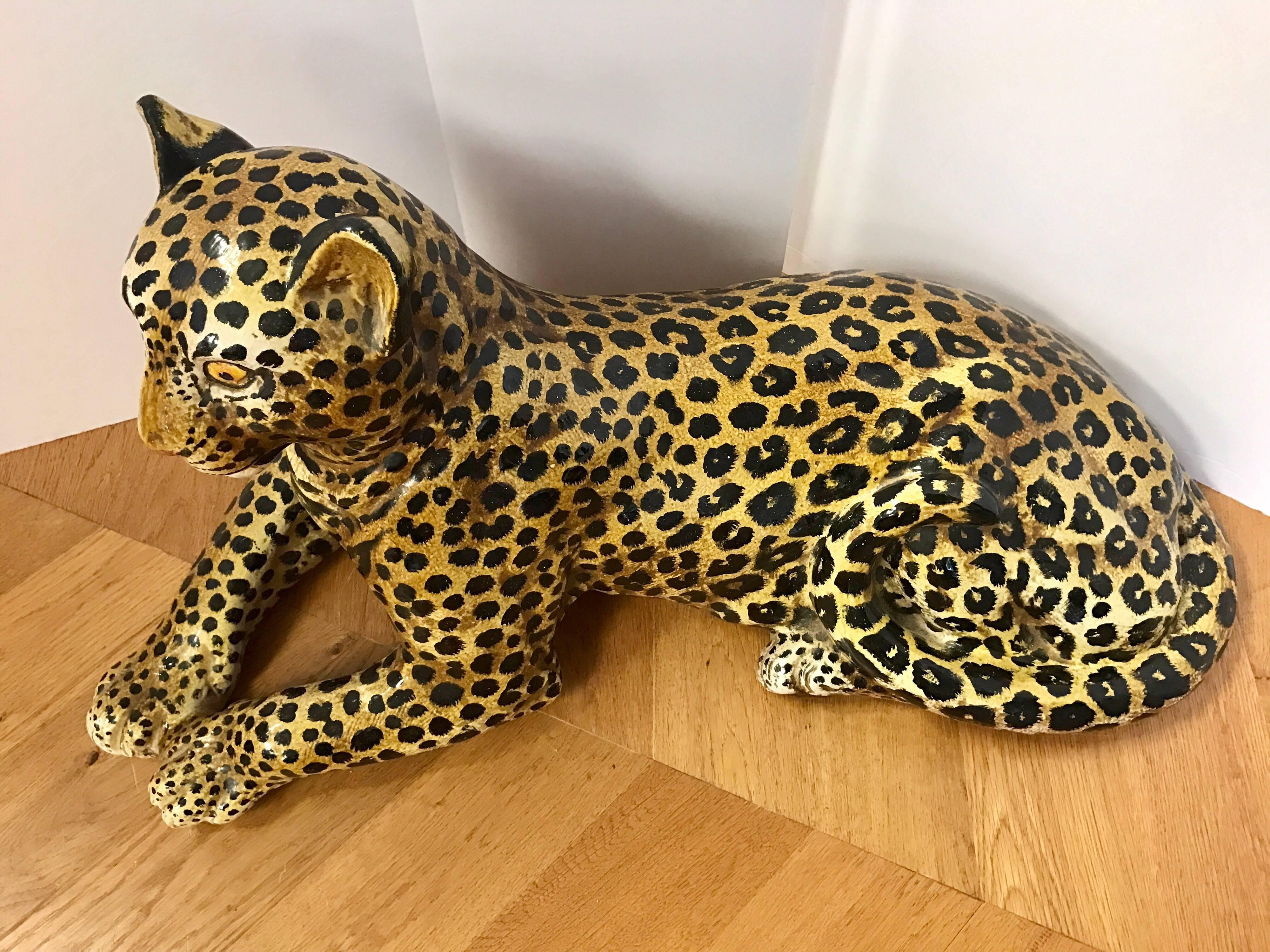 Hallmarker made in Italy crouching spotted leopard done completely in glazed porcelain.
A must have!