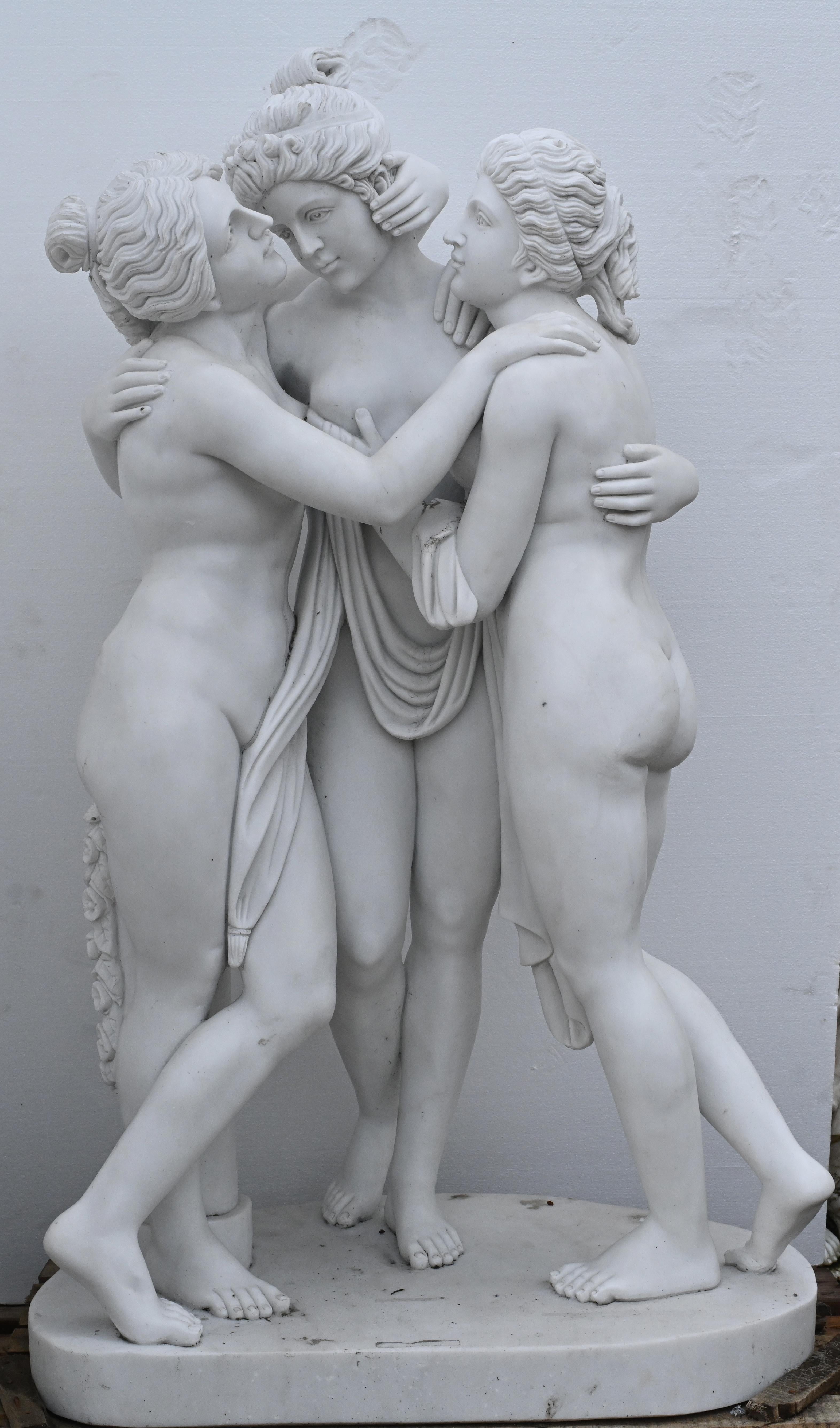 Sie sehen eine exquisite Wiedergabe der Statue der drei Grazien 
Das Original wurde in Rom von Antonio Canova (1814 - 17) geschnitzt.
Das Motiv ist der griechischen Mythologie entnommen und stellt die drei Töchter des Zeus dar
Von links nach rechts