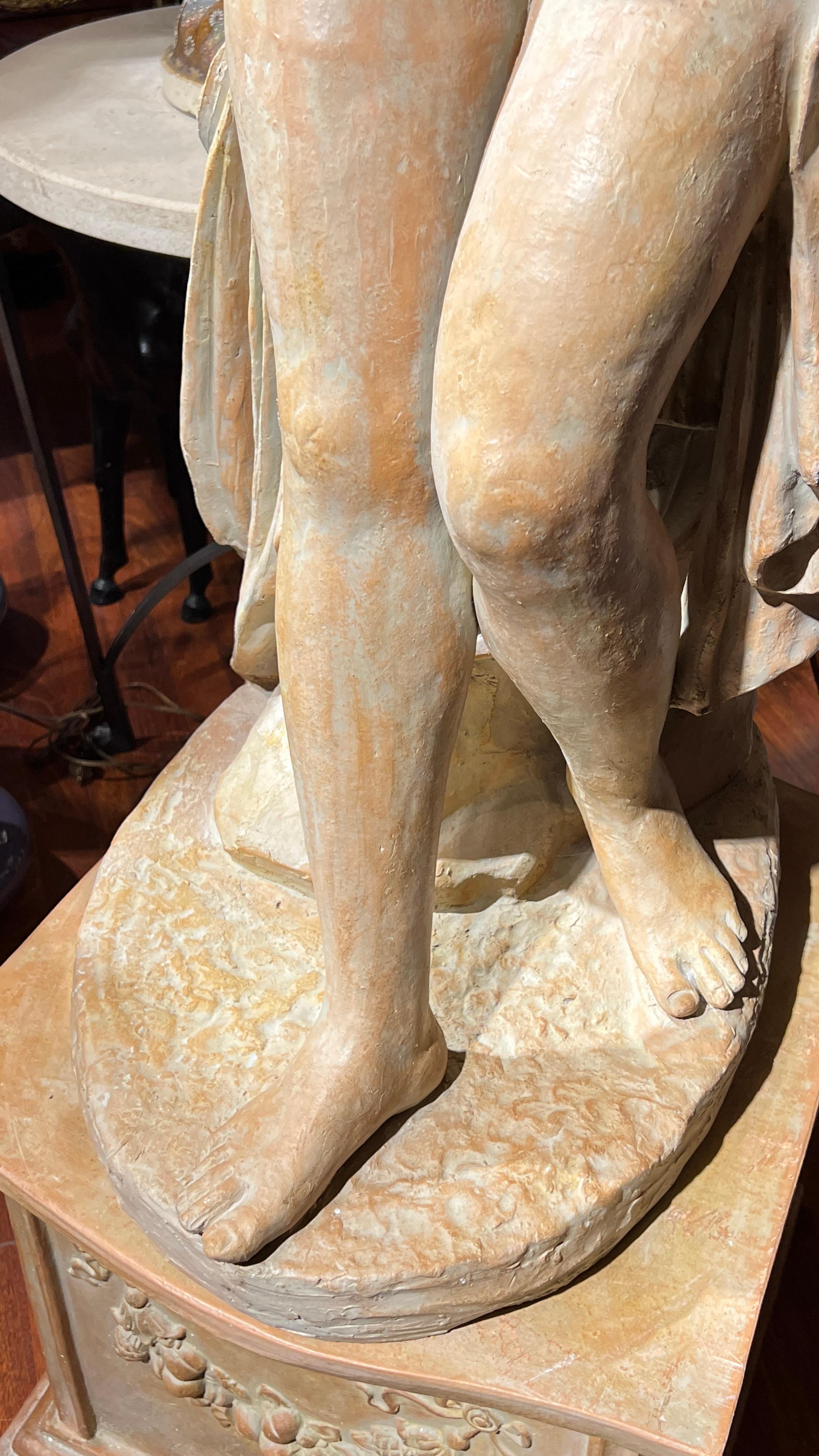 Figura neoclásica de terracota a tamaño natural de Venus bañándose en venta 5