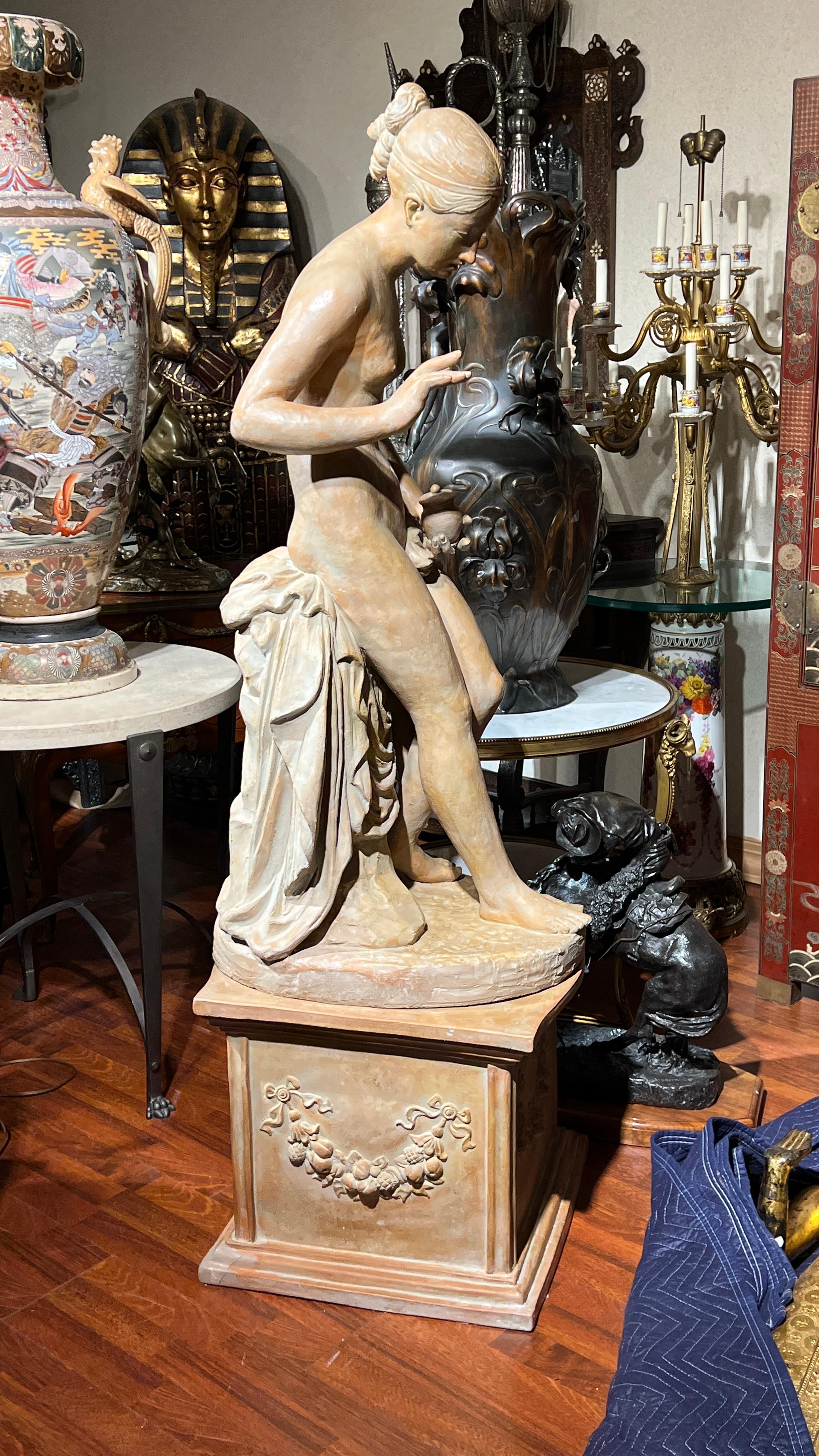 Neoklassizistische Terrakotta-Figur einer badenden Venus in Lebensgröße im Angebot 9