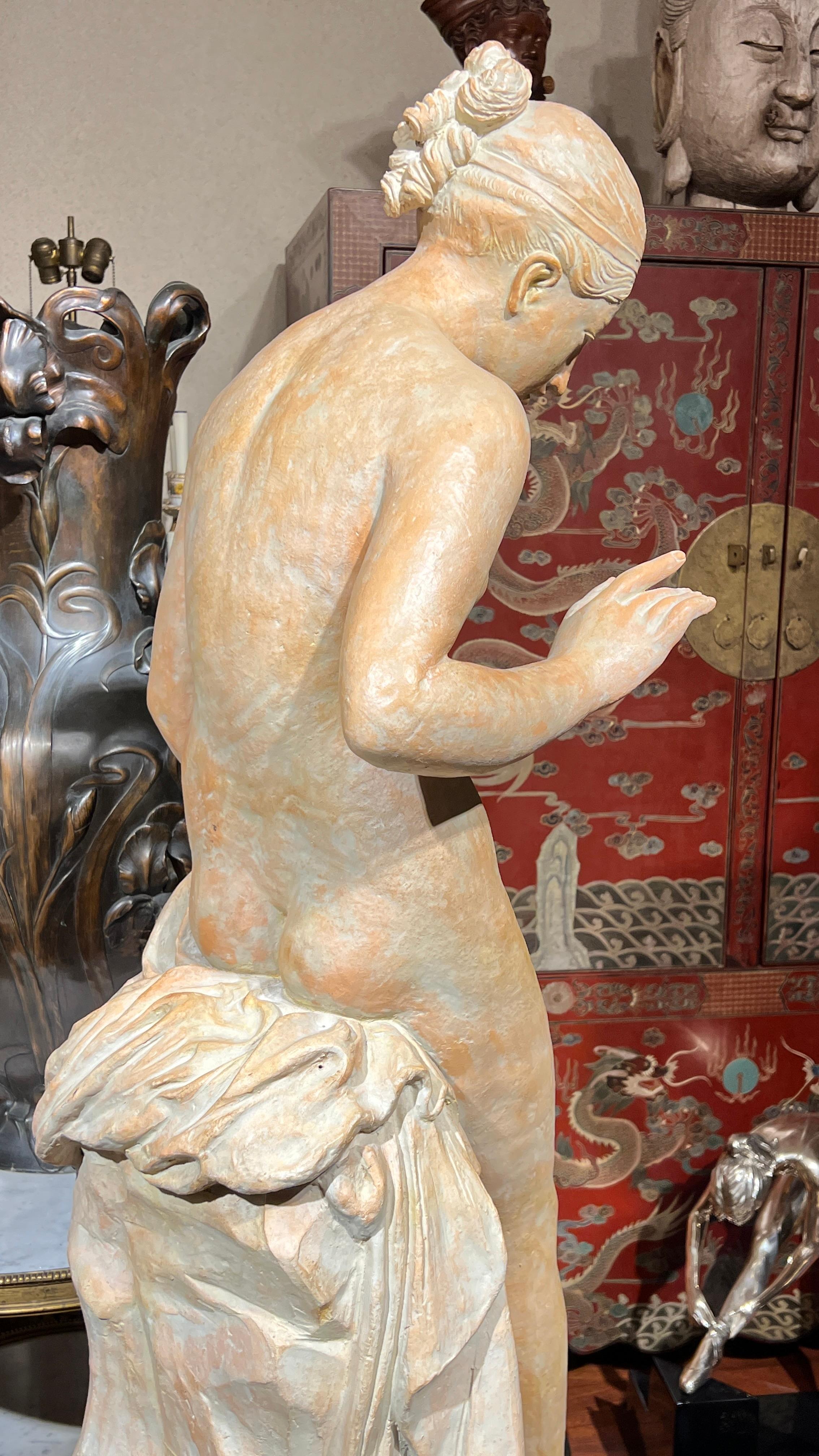 Neoklassizistische Terrakotta-Figur einer badenden Venus in Lebensgröße im Angebot 14