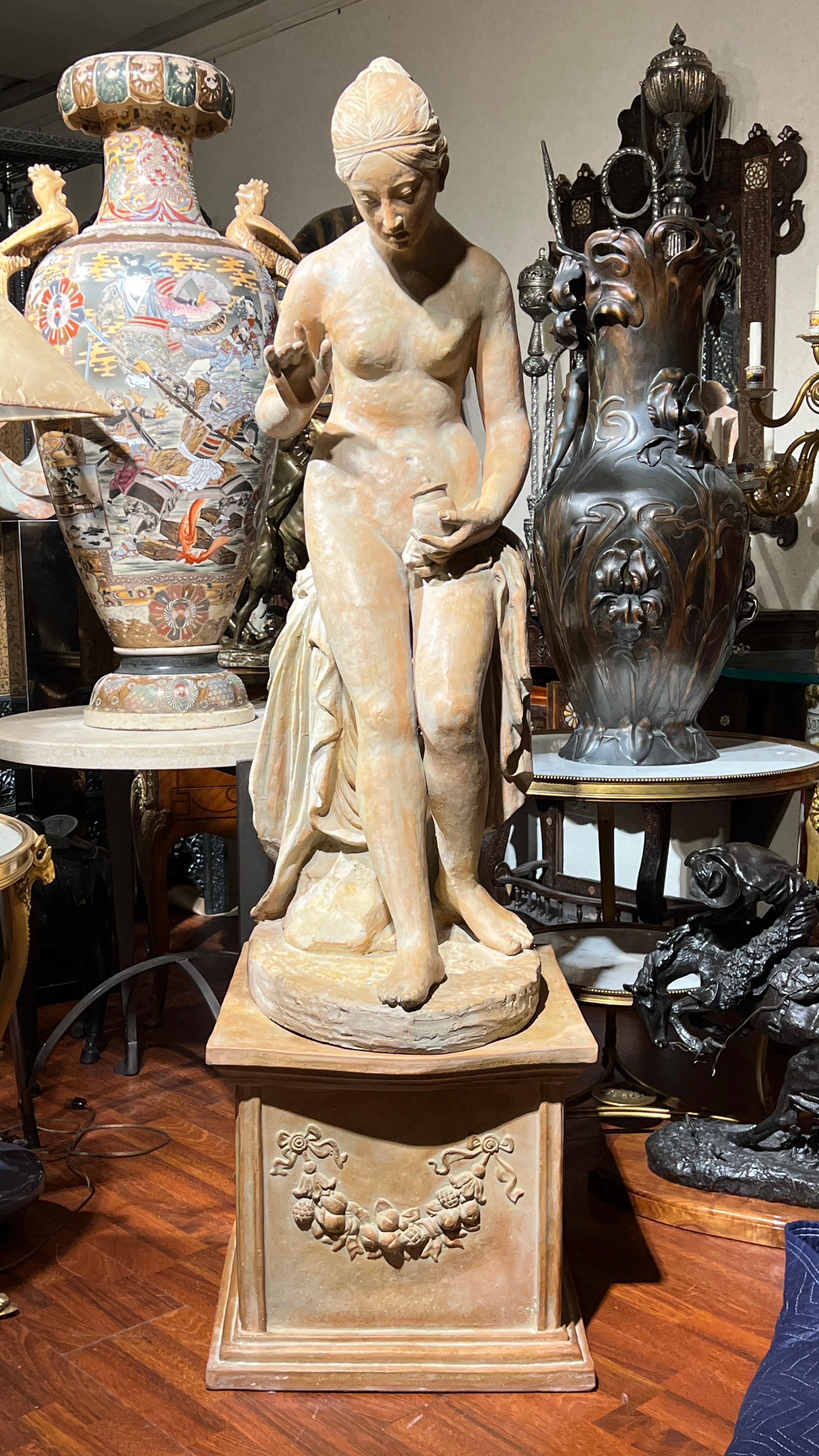 Neoklassizistische Terrakotta-Figur einer badenden Venus in Lebensgröße im Angebot 1
