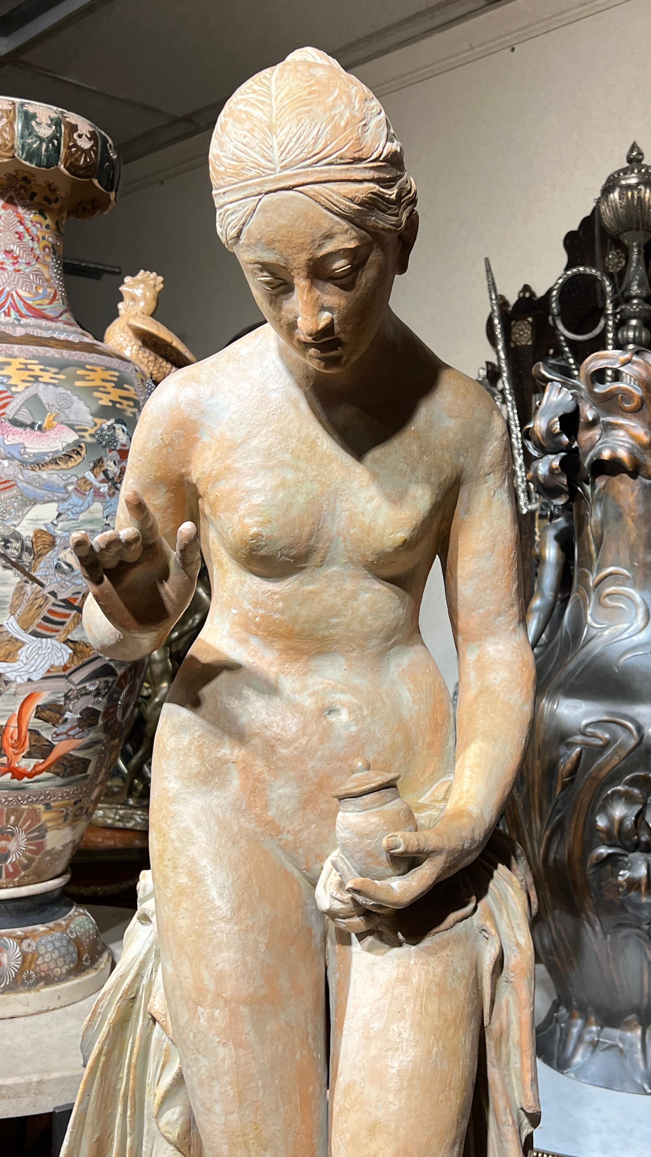Figura neoclásica de terracota a tamaño natural de Venus bañándose en venta 2