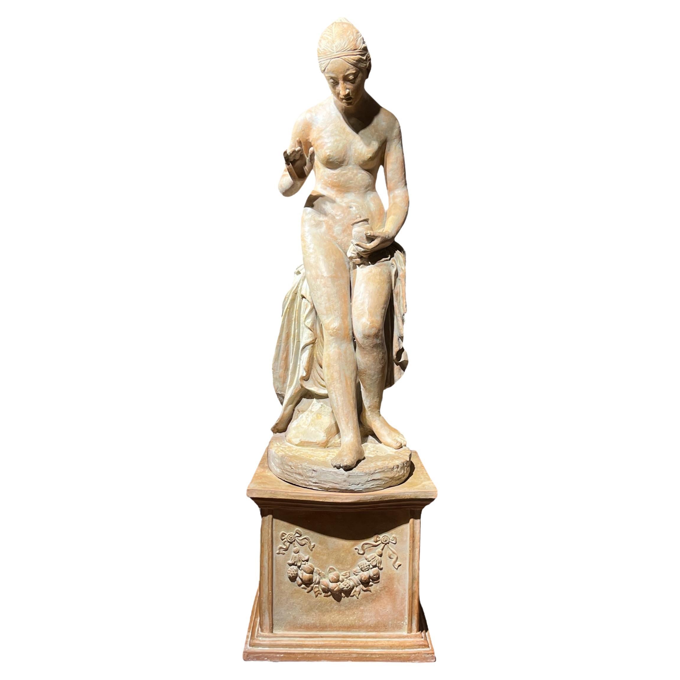 Figura neoclásica de terracota a tamaño natural de Venus bañándose en venta