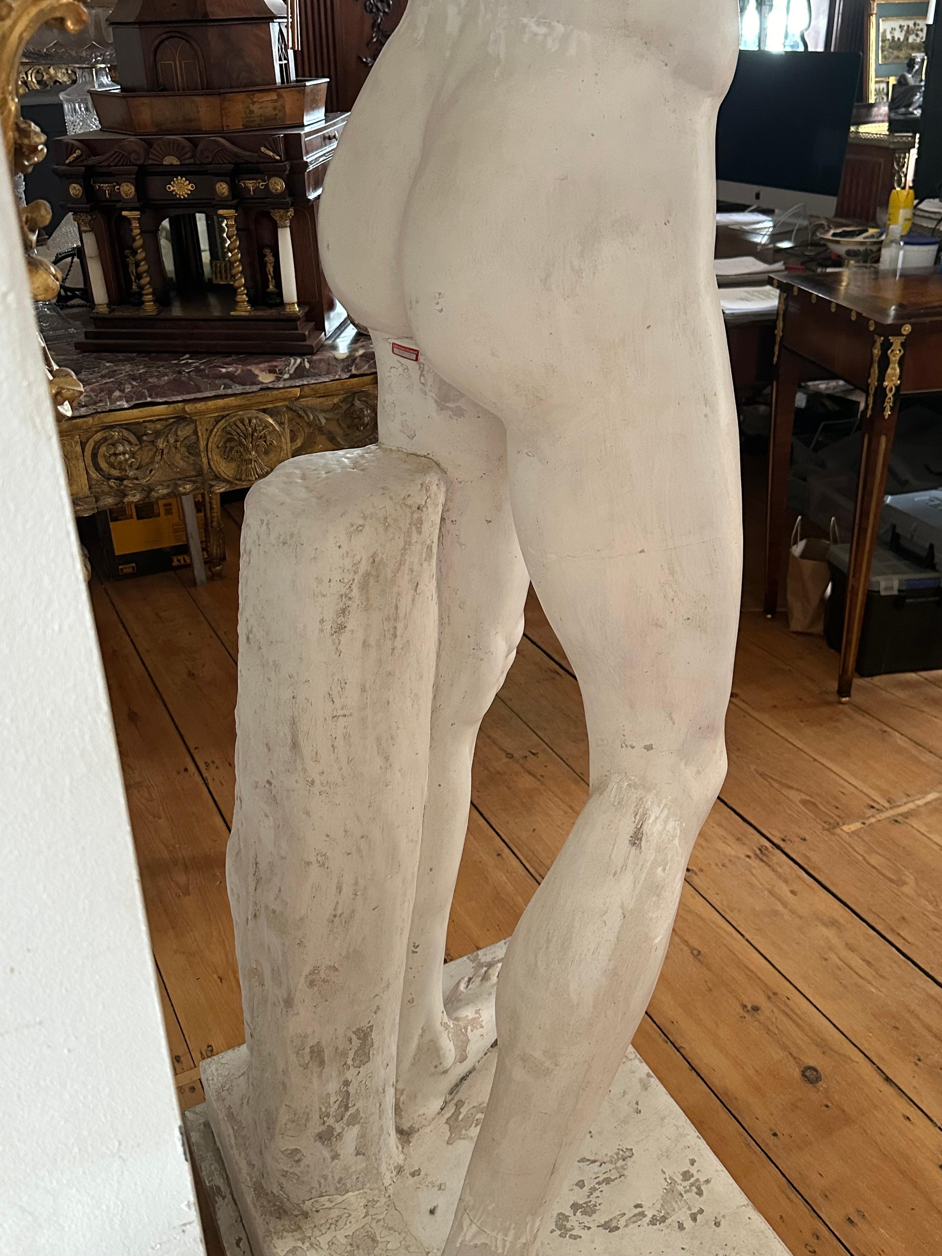 Greco classico Statua in gesso a grandezza naturale di un atleta greco o Apoxyomenos in vendita