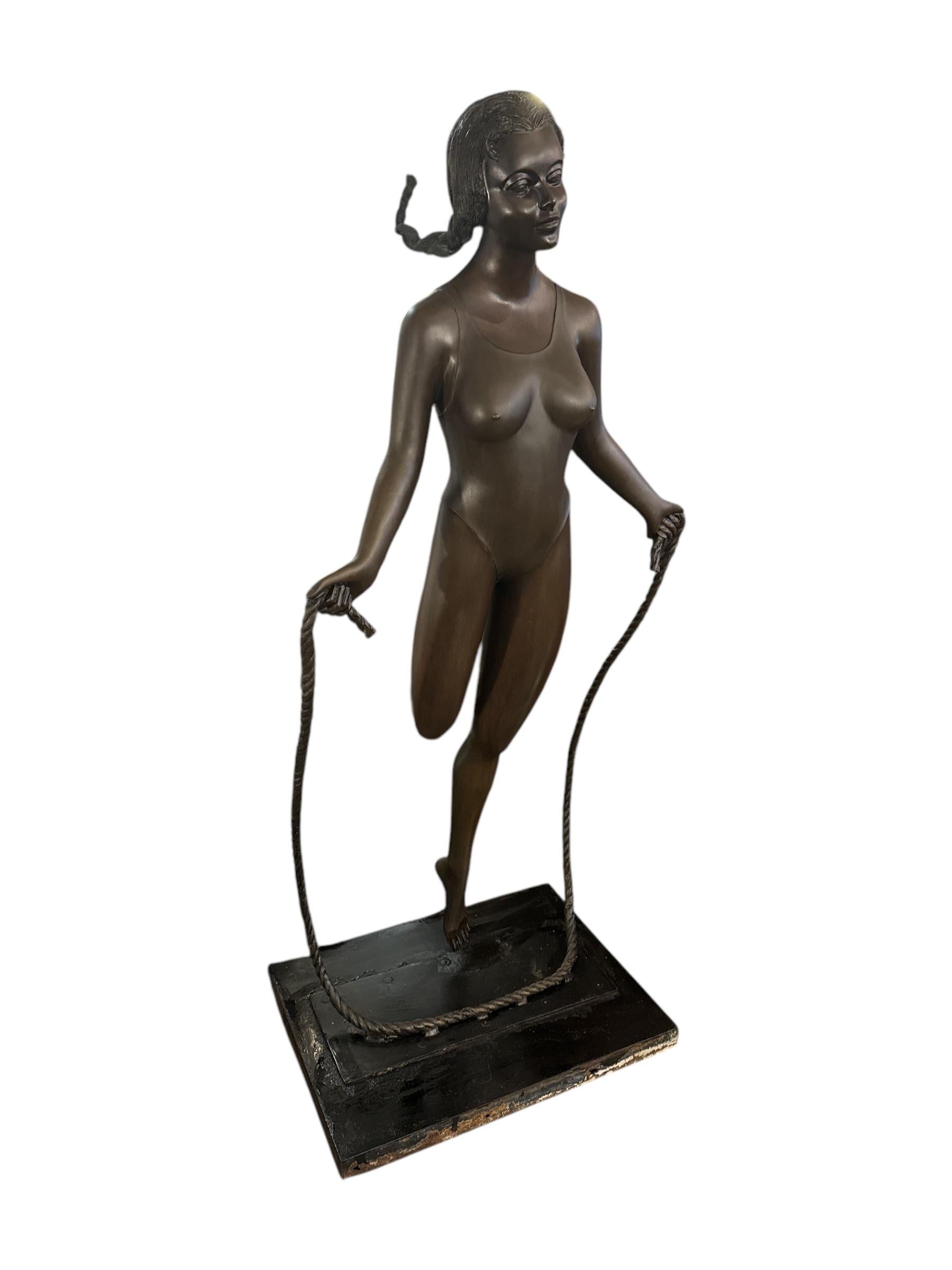Questa statua in bronzo a grandezza naturale di una bambina che salta le corde, creata da Prince Monyo Mihailescu, cattura l'energia giovanile e la grazia di una bambina in movimento. Scolpita in modo incredibilmente dettagliato, la figura in bronzo