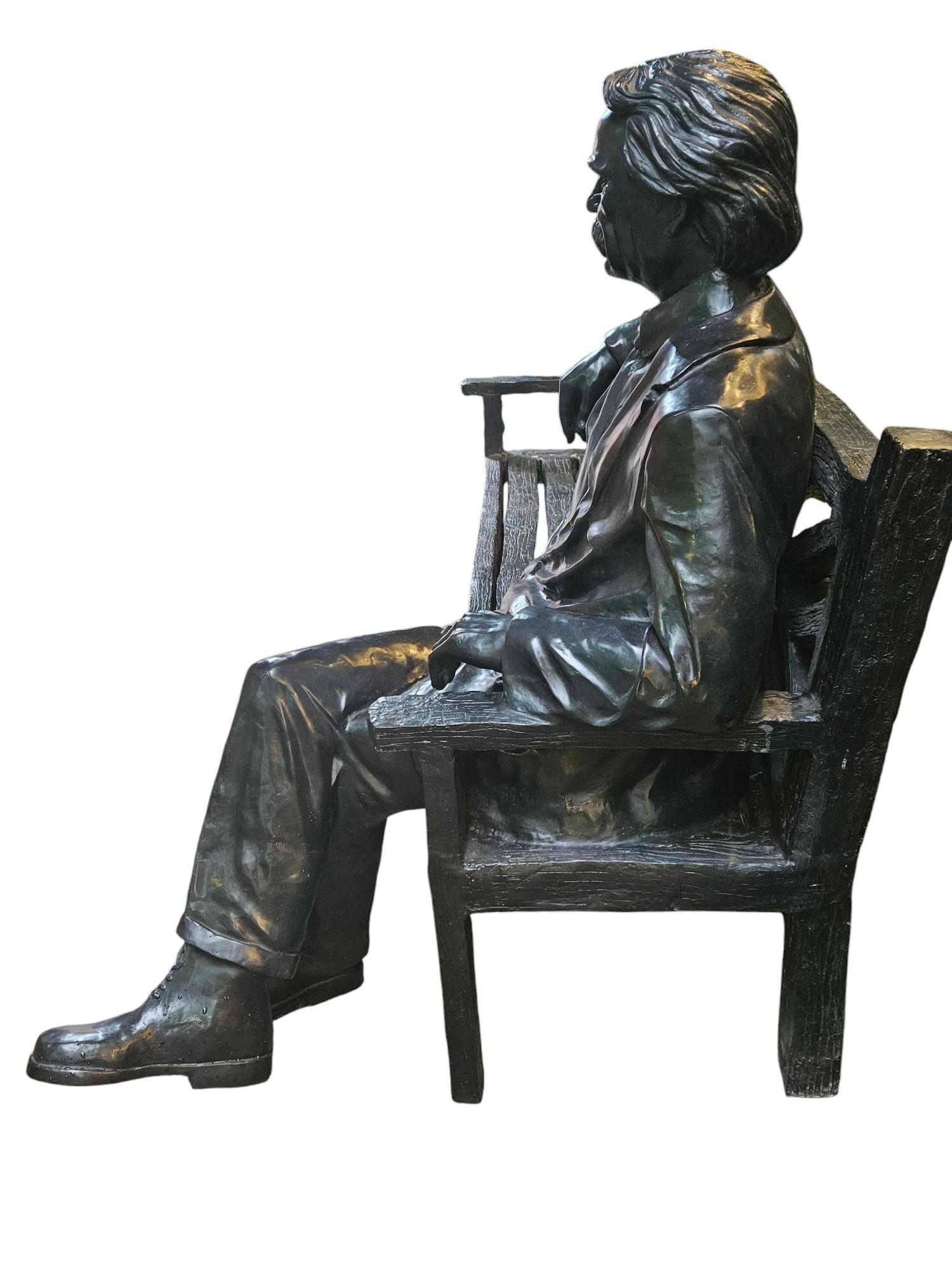 Sculpture grandeur nature d'Ainstein assis sur un banc Excellent état - En vente à London, GB