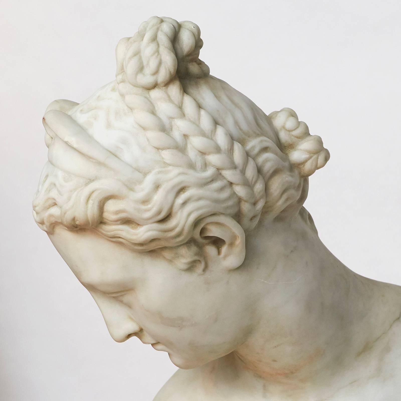 Classical Roman Lifesize Sculpture of Venus in White Statuary Marble, circa 1860s