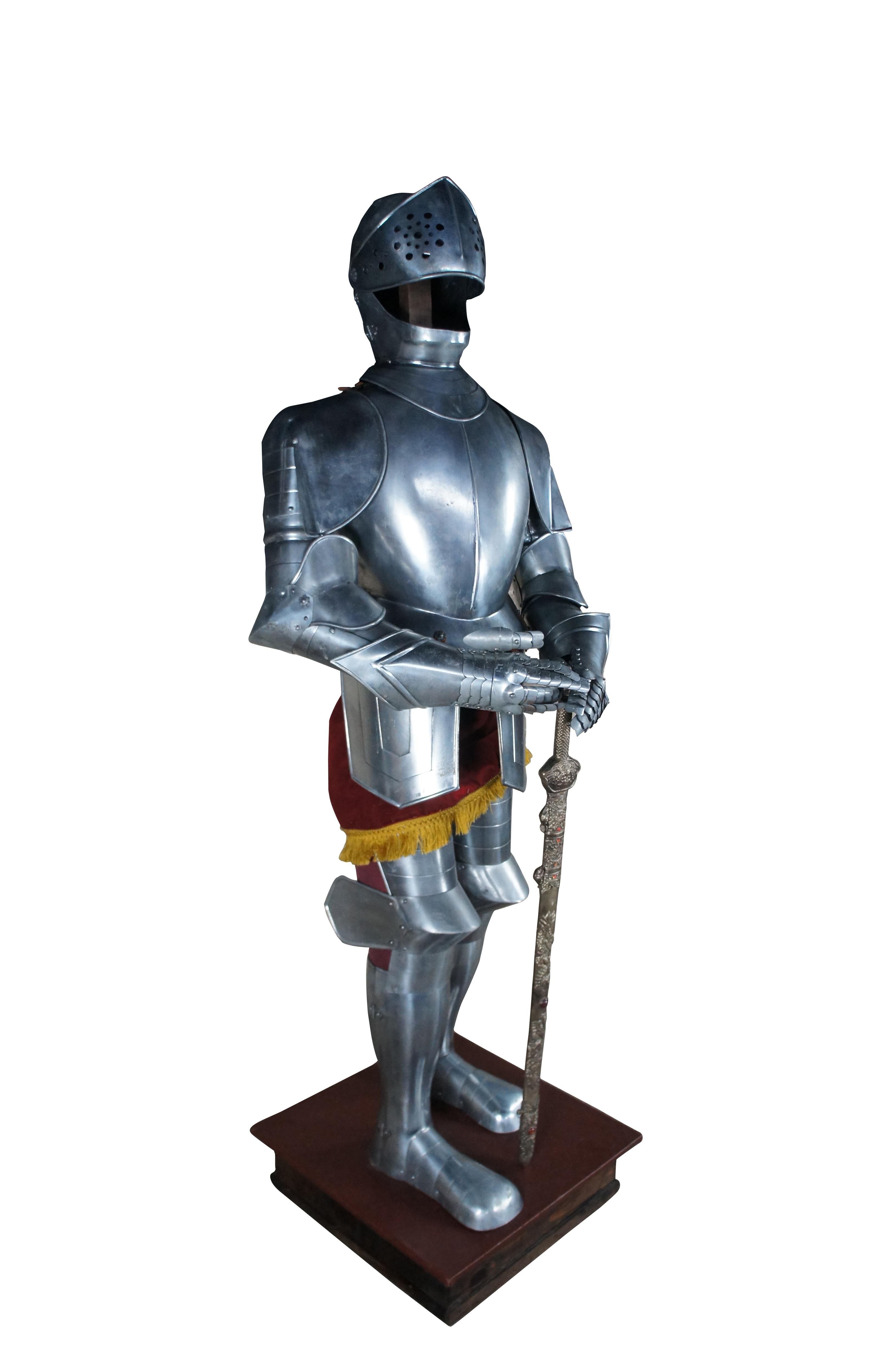 Colonial espagnol Statue de chevalier en armure médiévale à taille réelle, style espagnol du 16ème siècle Sculpture en vente