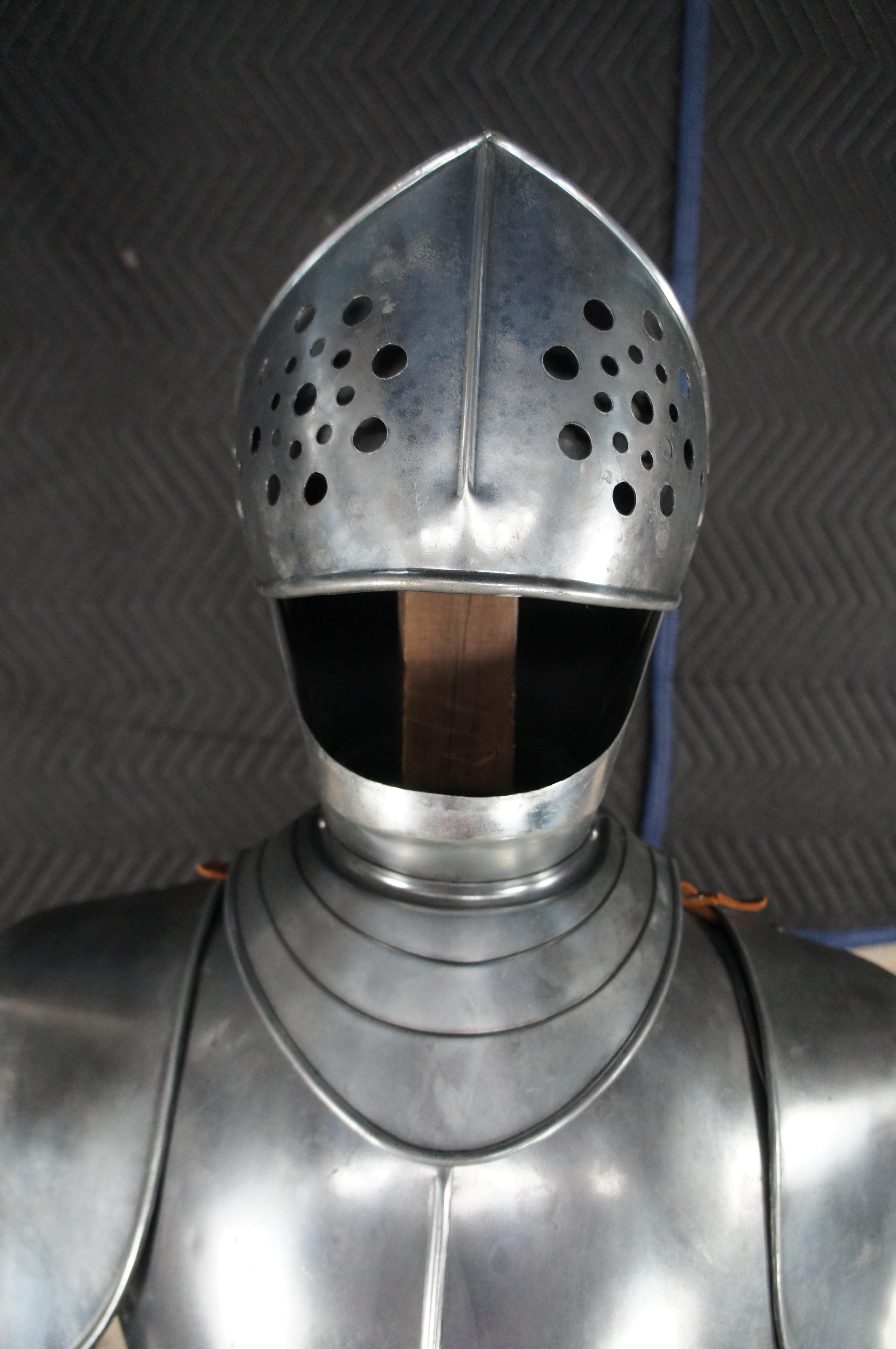 20ième siècle Statue de chevalier en armure médiévale à taille réelle, style espagnol du 16ème siècle Sculpture en vente