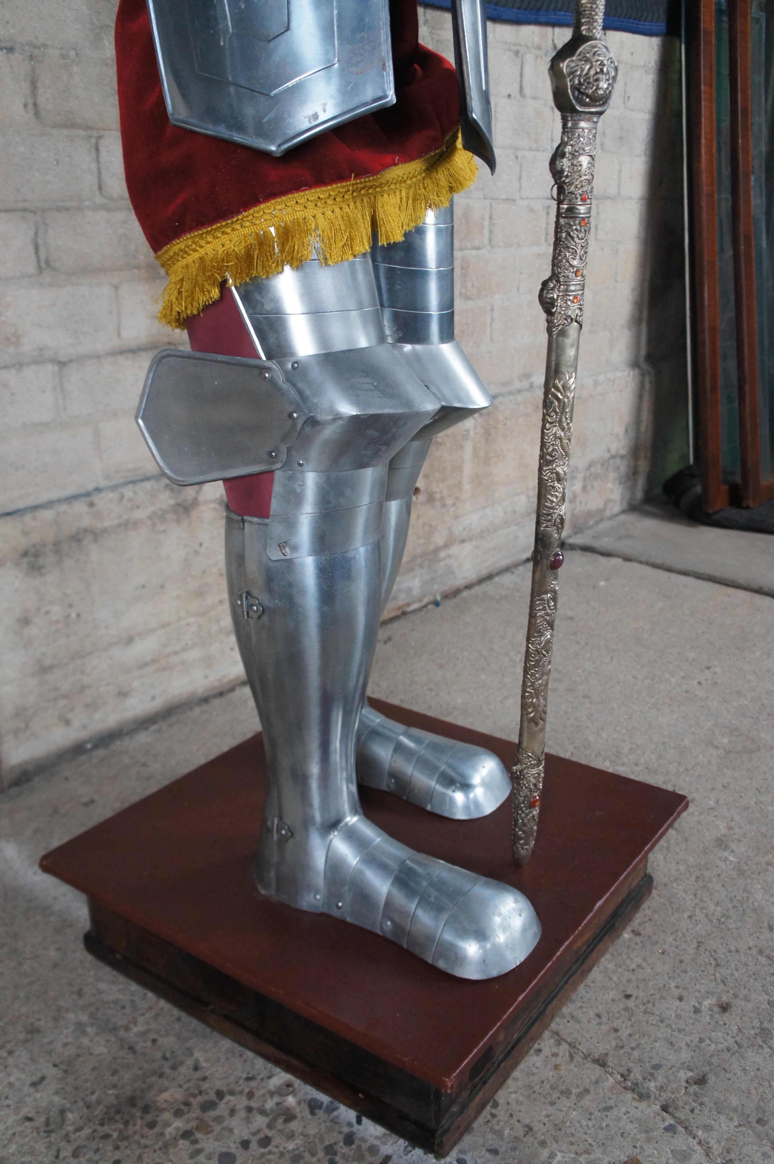 Métal Statue de chevalier en armure médiévale à taille réelle, style espagnol du 16ème siècle Sculpture en vente