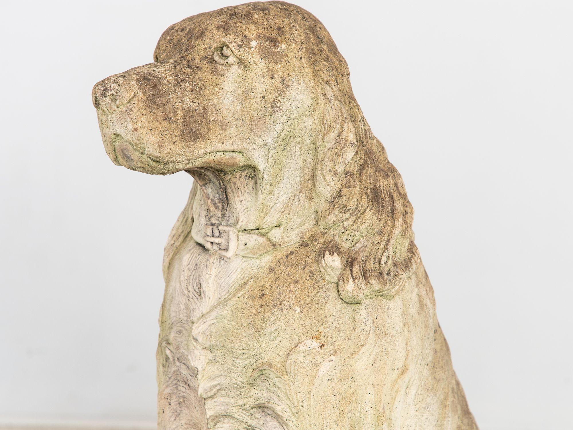Este adorno de jardín en forma de gran Spaniel de tamaño natural, hecho a mano con piedra reconstituida, se fabricó en Inglaterra. Su pelaje realista, minuciosamente detallado para captar la textura y calidez características de la raza, ha