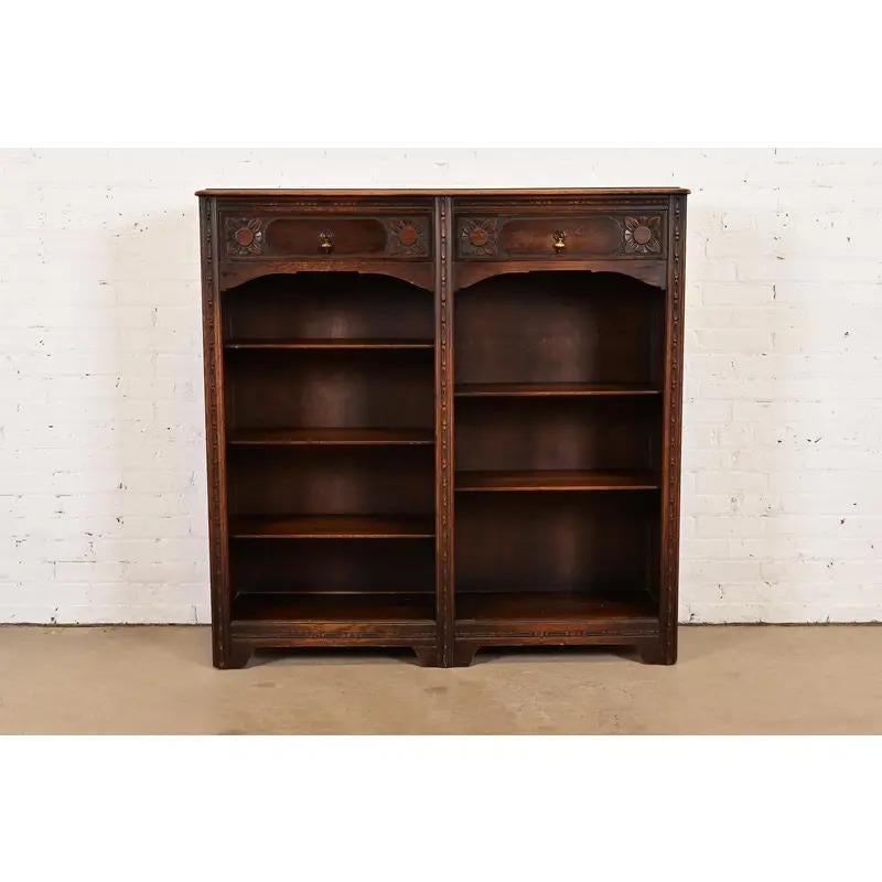 Eine wunderschöne antike viktorianische oder Arts & Crafts geschnitzt Eiche Doppel Bücherregal

Von Lifetime Furniture

USA, ca. 1900

Maße: 50 