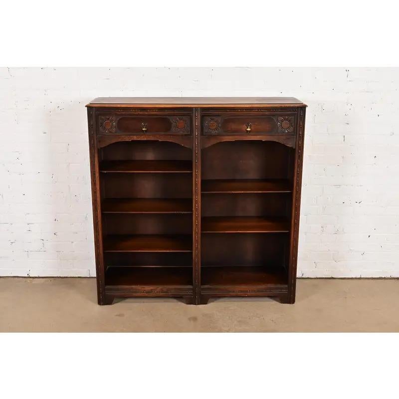 Lifetime Antike Arts & Crafts geschnitzt Eiche Doppel Bücherregal, CIRCA 1900 (Arts and Crafts) im Angebot