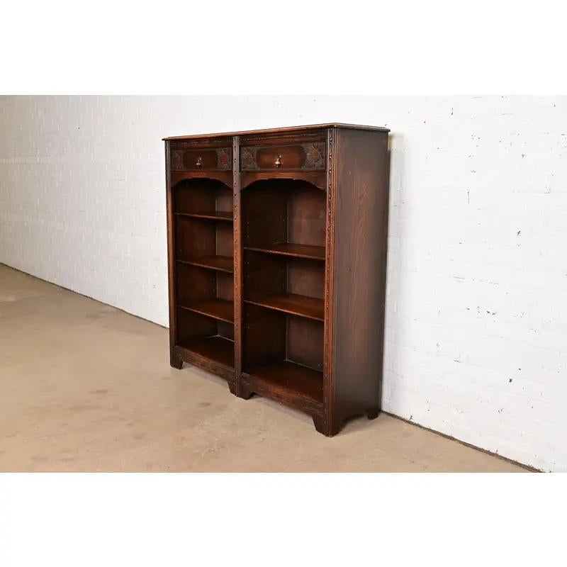 Lifetime Antike Arts & Crafts geschnitzt Eiche Doppel Bücherregal, CIRCA 1900 (amerikanisch) im Angebot