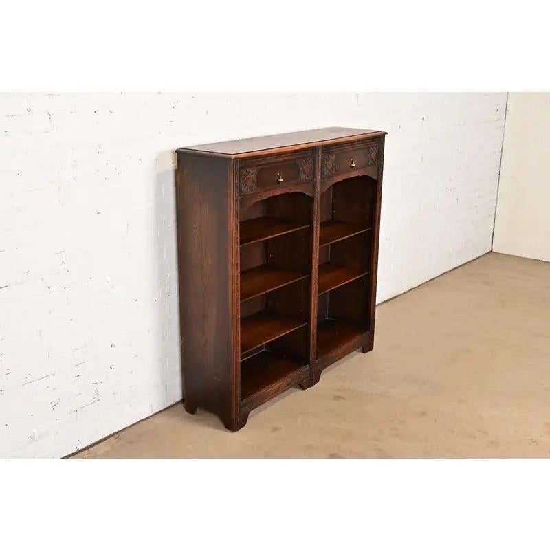 Lifetime Antike Arts & Crafts geschnitzt Eiche Doppel Bücherregal, CIRCA 1900 im Zustand „Gut“ im Angebot in South Bend, IN