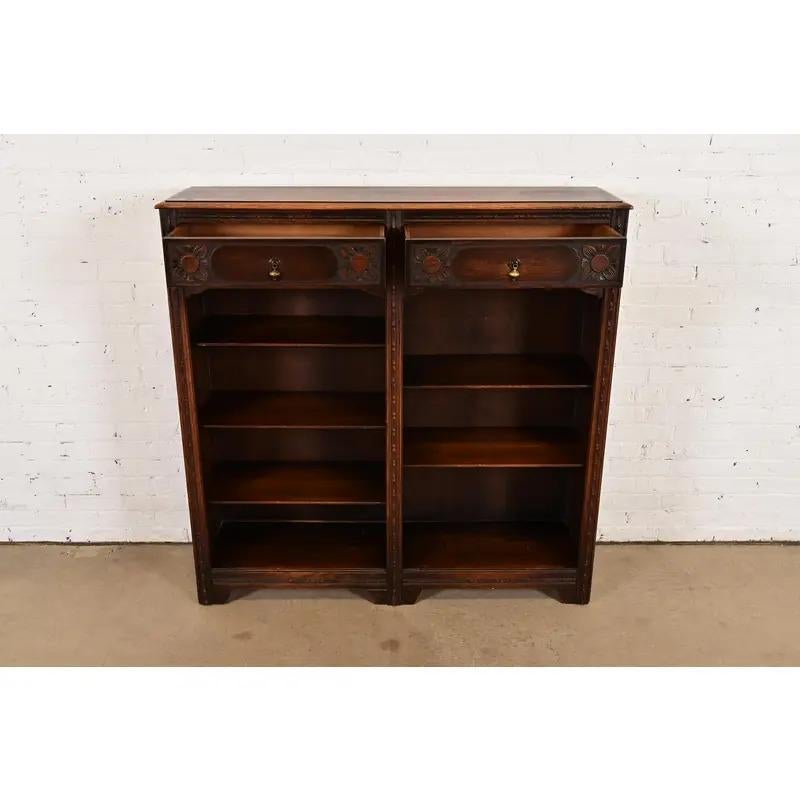 Lifetime Antike Arts & Crafts geschnitzt Eiche Doppel Bücherregal, CIRCA 1900 (20. Jahrhundert) im Angebot