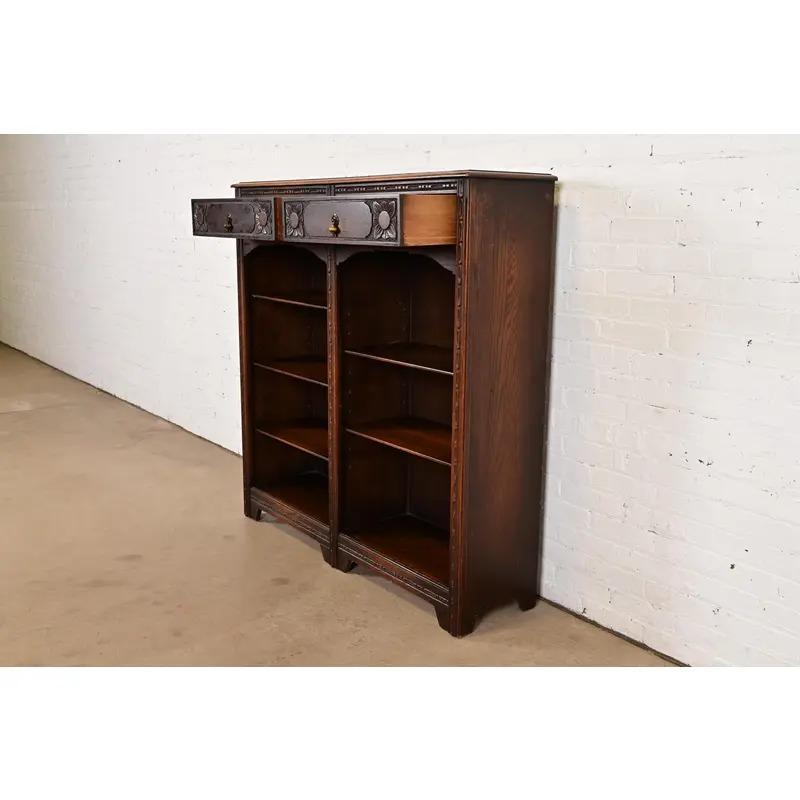 Lifetime Antike Arts & Crafts geschnitzt Eiche Doppel Bücherregal, CIRCA 1900 (Messing) im Angebot