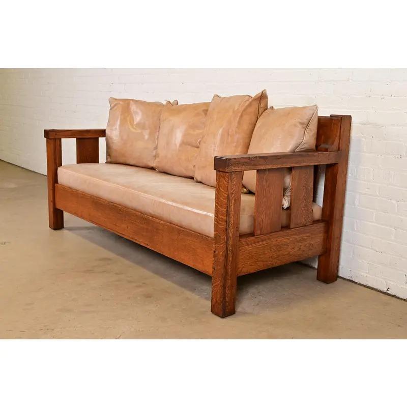 Ein außergewöhnliches antikes Sofa im Missions- oder Arts & Crafts-Stil

Nach Lebenszeit

USA, Anfang 20. Jahrhundert

Massiver, quartiersgesägter Eichenrahmen mit ledergepolsterten Sitz- und Rückenkissen.

Maße: 72 