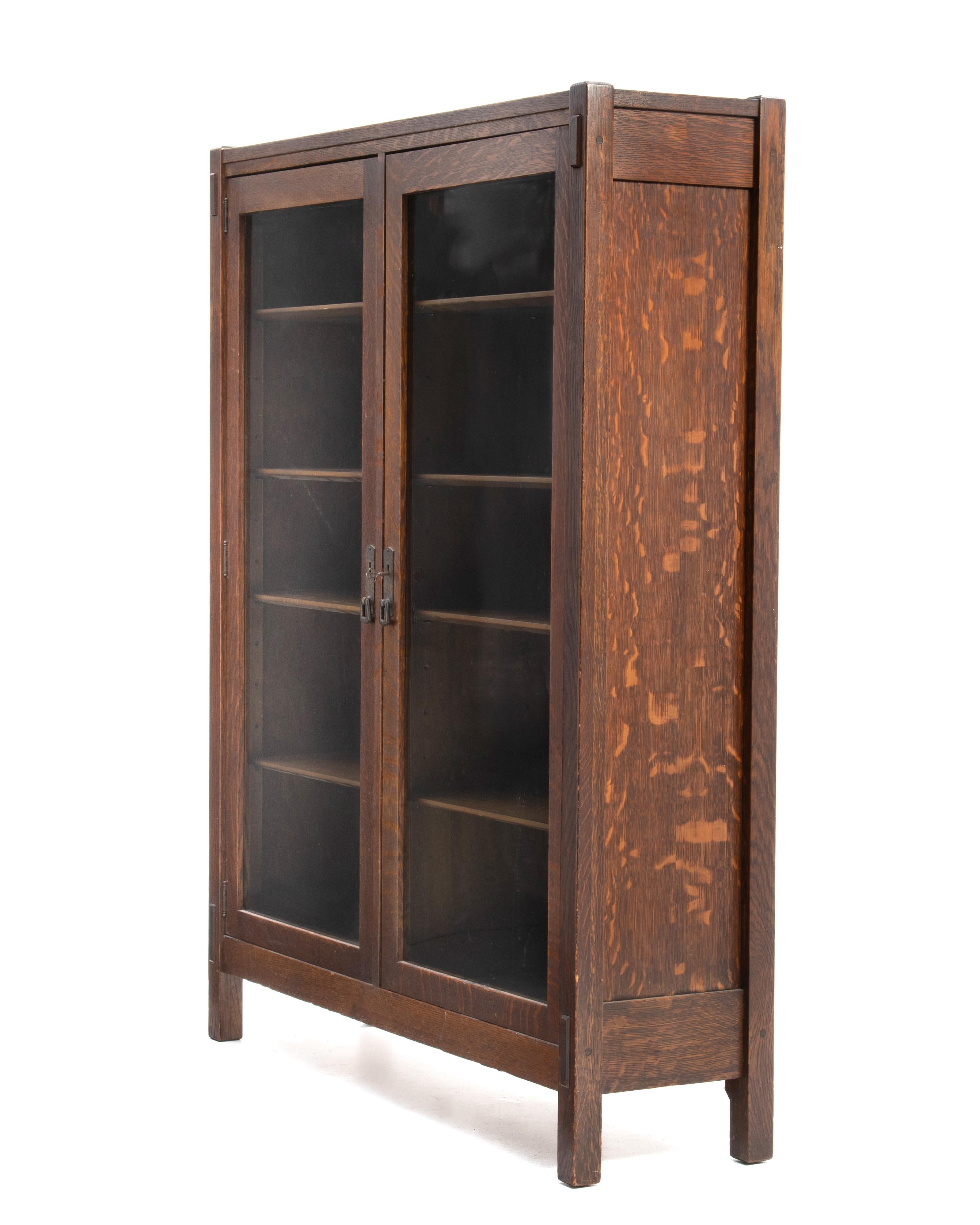Américain Lifetime Arts & Crafts Mission Oak Bookcase Pegged Through Tenon Original Finish (Bibliothèque en chêne à tenons et mortaises) en vente