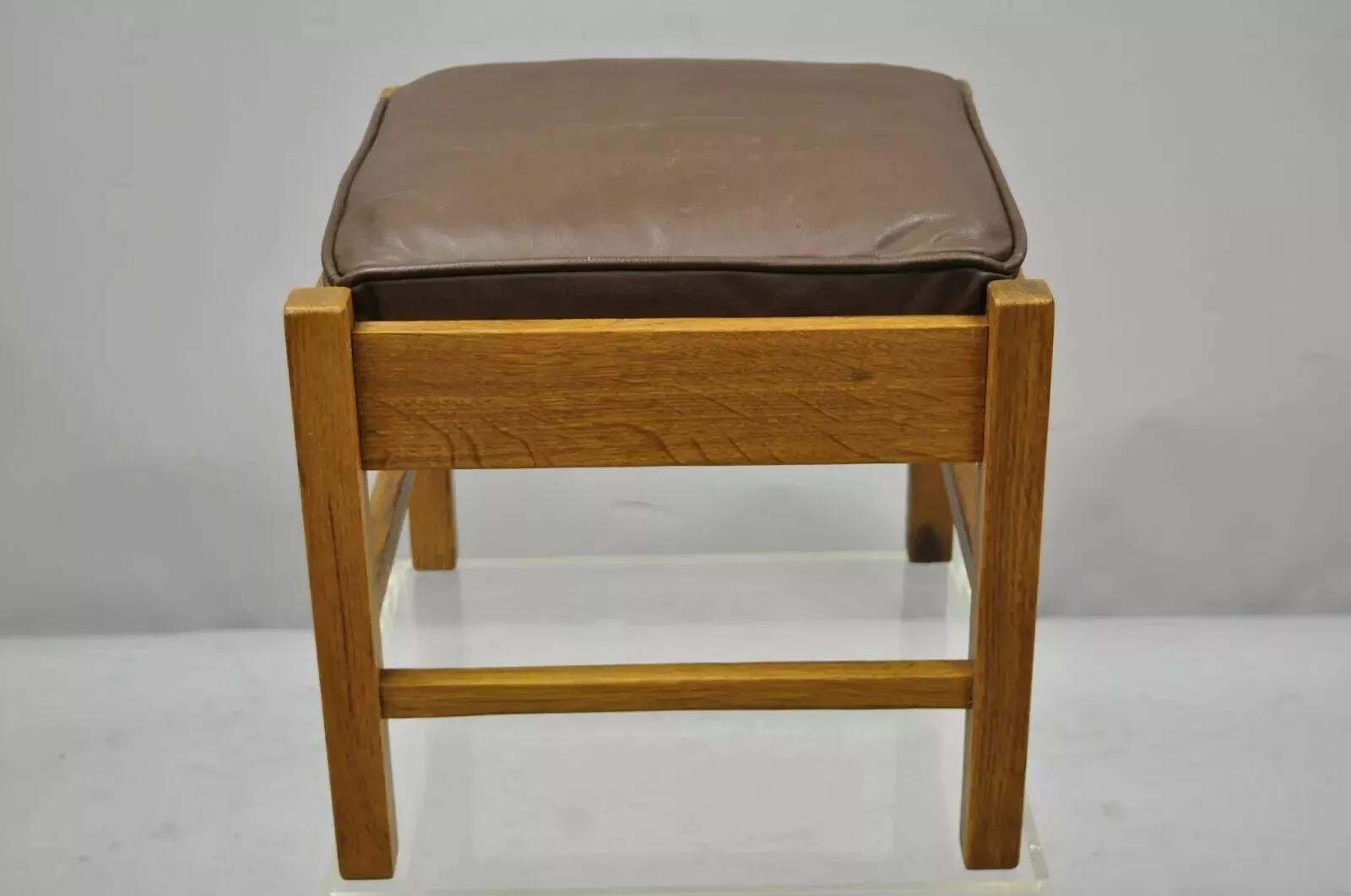 Lifetime Furniture 403 Mission Oak Arts & Crafts Sgabello ottomano in pelle (B). L'articolo presenta un cuscino sciolto in pelle marrone, struttura in legno massiccio, bellissime venature del legno, etichetta originale, articolo d'antiquariato molto