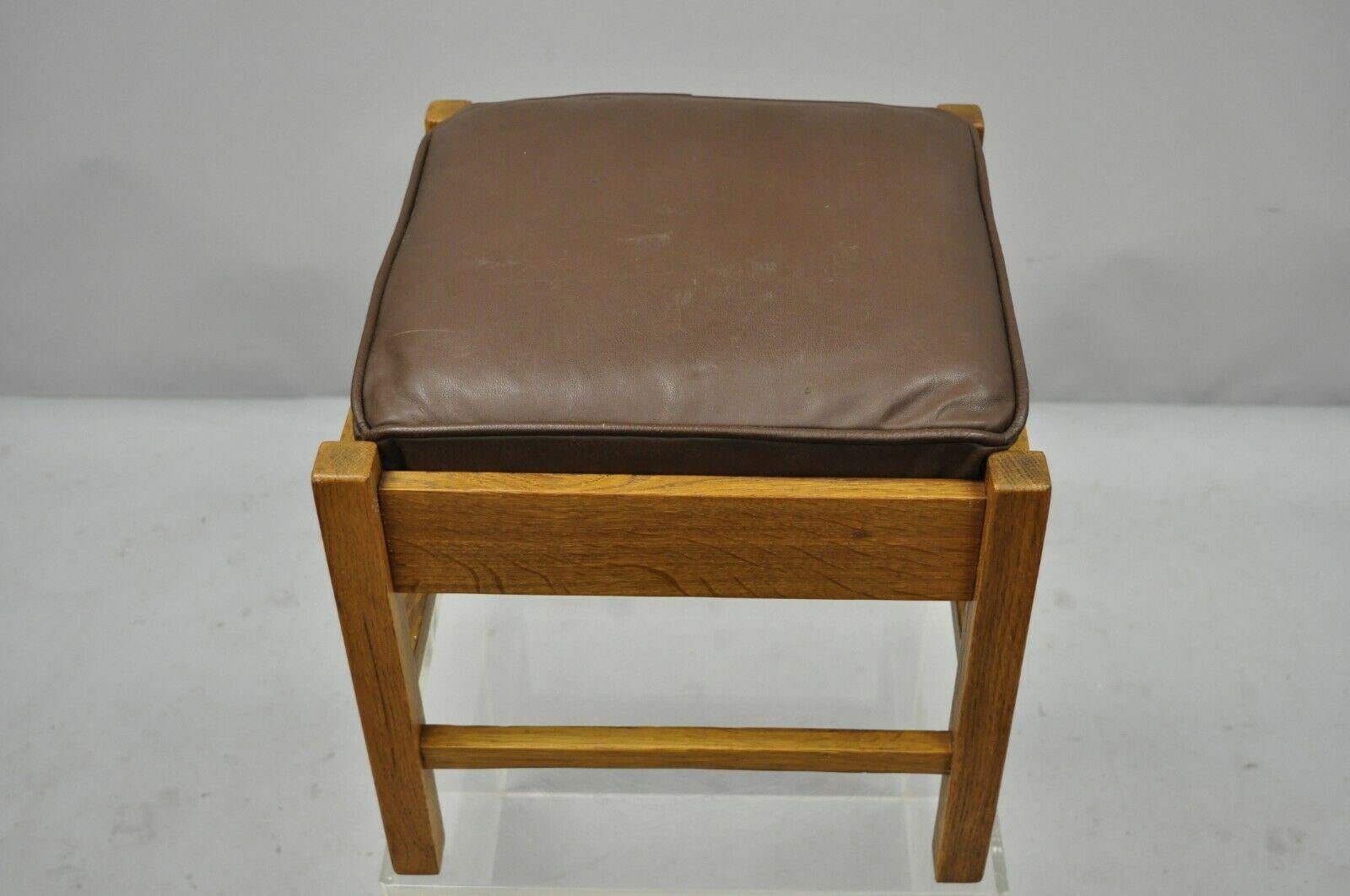 Américain Tabouret pouf ottoman en chêne Mission Arts & Crafts en cuir Lifetime Furniture 403 en vente