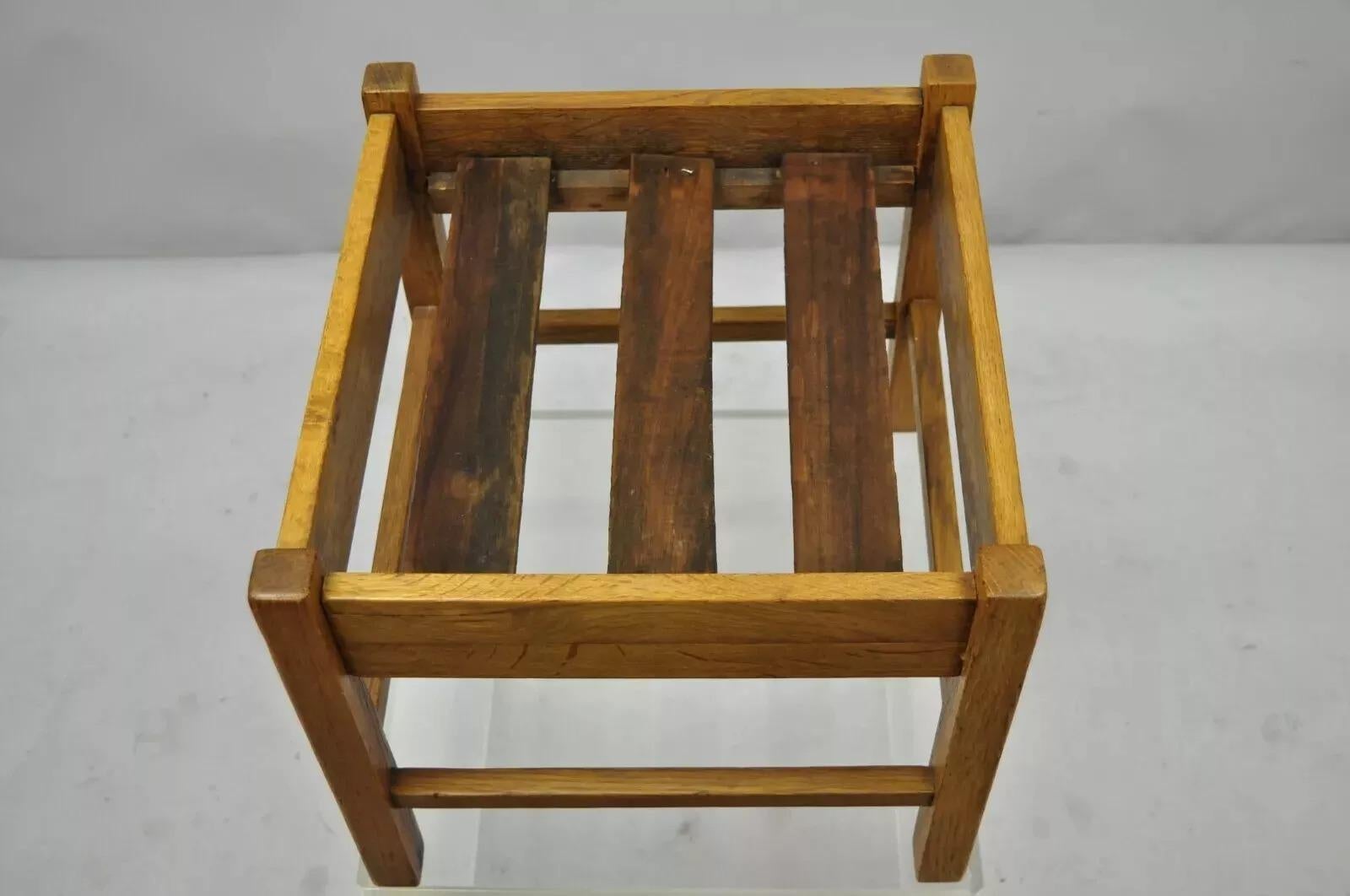 XX secolo Lifetime Furniture 403 Mission Oak Arts & Crafts, sgabello in pelle, poggiapiedi. in vendita