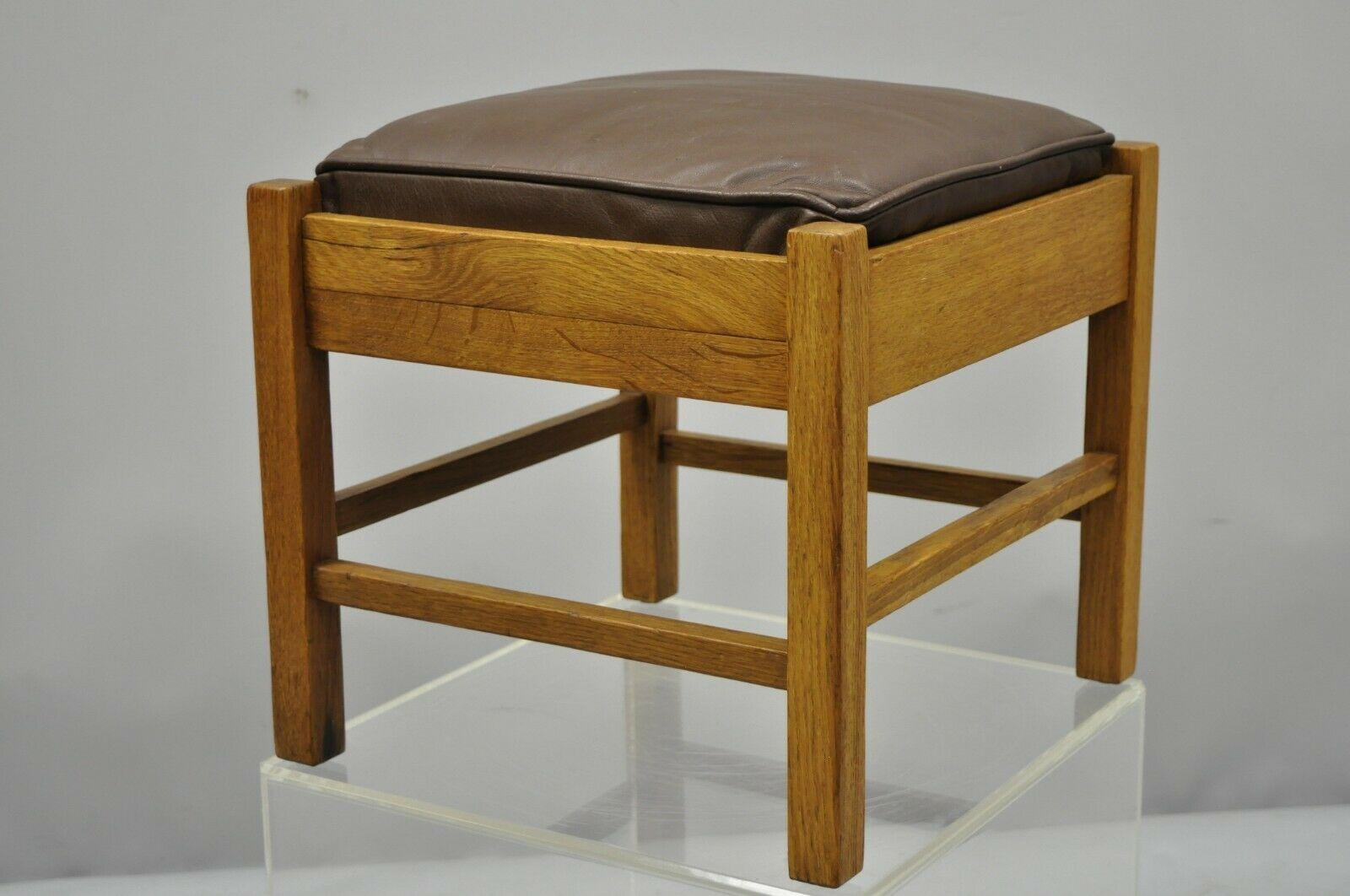 Lifetime Furniture 403 Mission Oak Arts & Crafts Leather Ottoman Stool Footstool In Good Condition For Sale In Philadelphia, PA