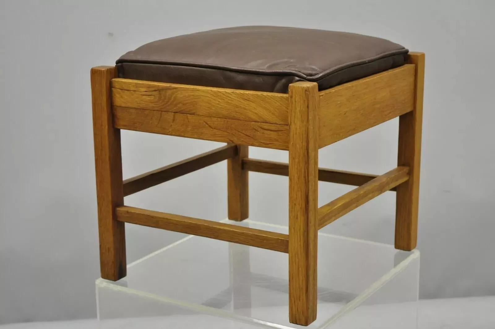 Lifetime Furniture 403 Mission Oak Arts & Crafts, sgabello in pelle, poggiapiedi. in vendita 1