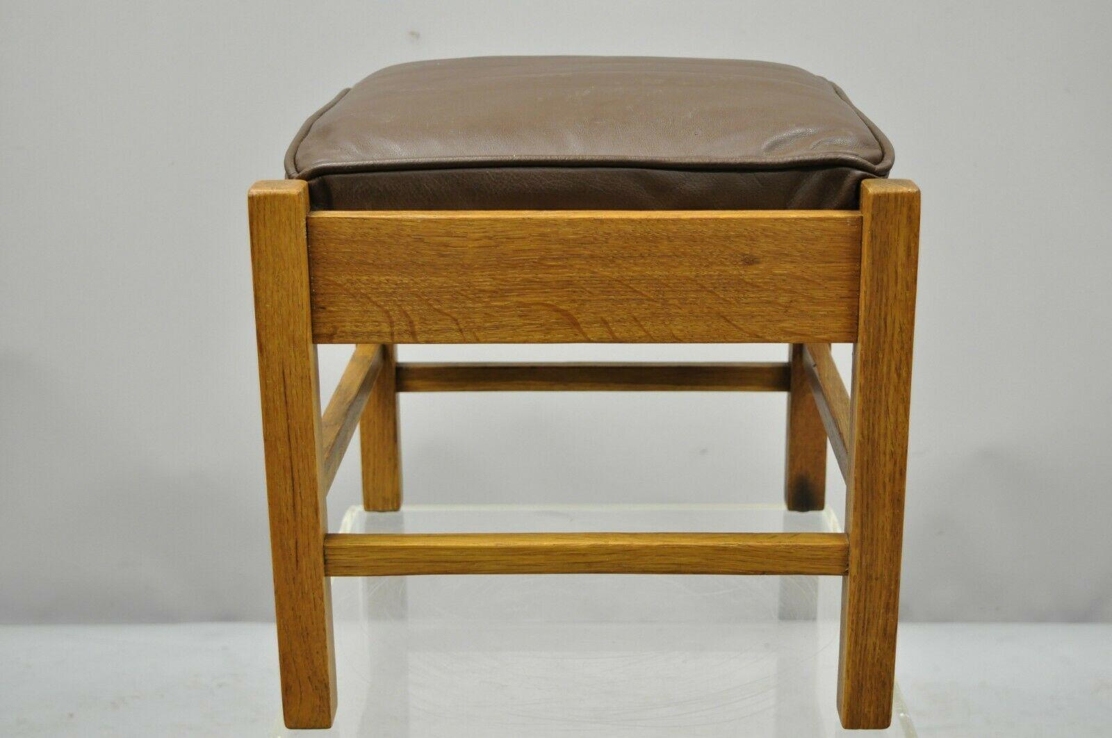 Tabouret pouf ottoman en chêne Mission Arts & Crafts en cuir Lifetime Furniture 403 en vente 2