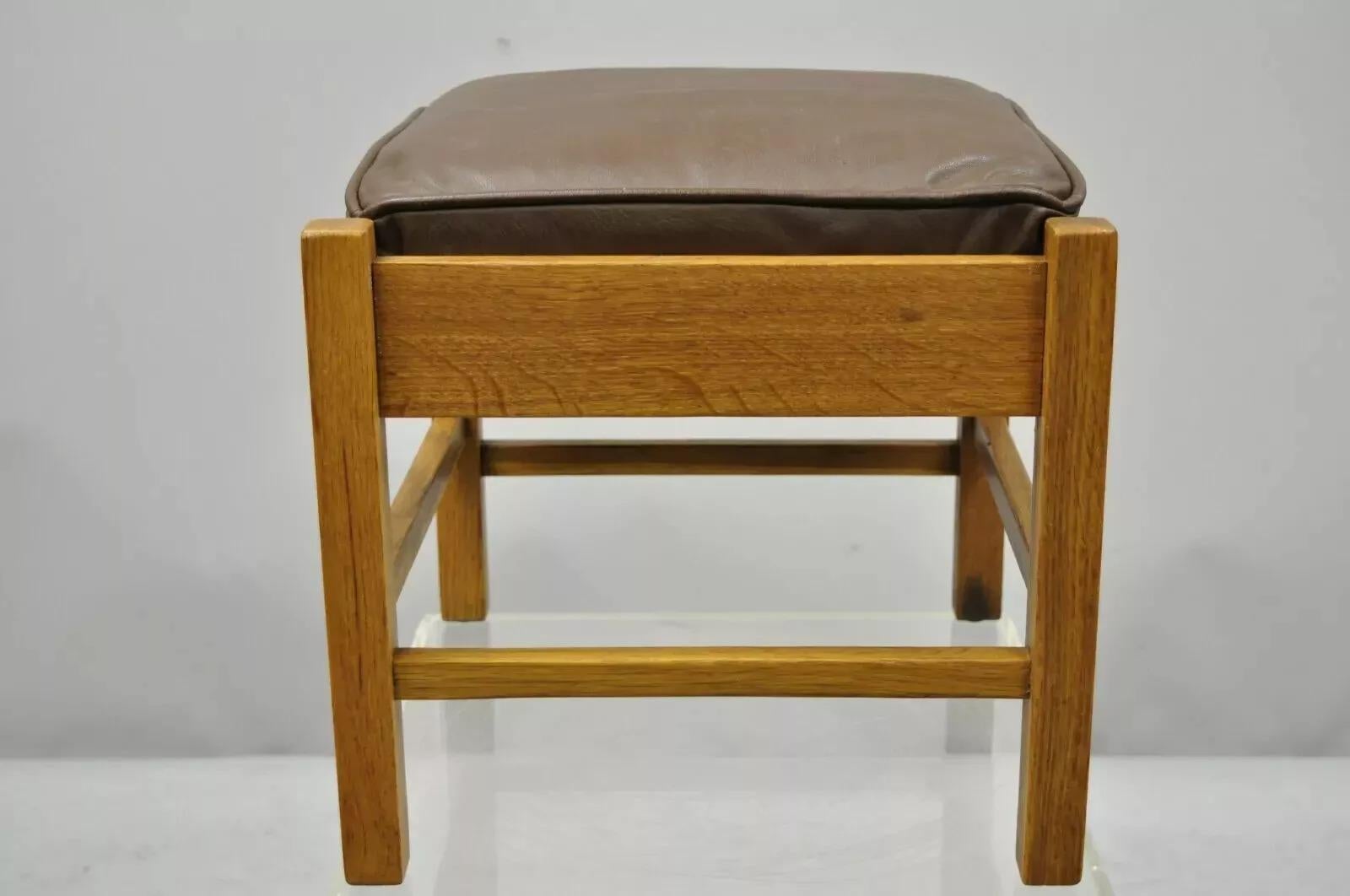Lifetime Furniture 403 Mission Oak Arts & Crafts, sgabello in pelle, poggiapiedi. in vendita 2