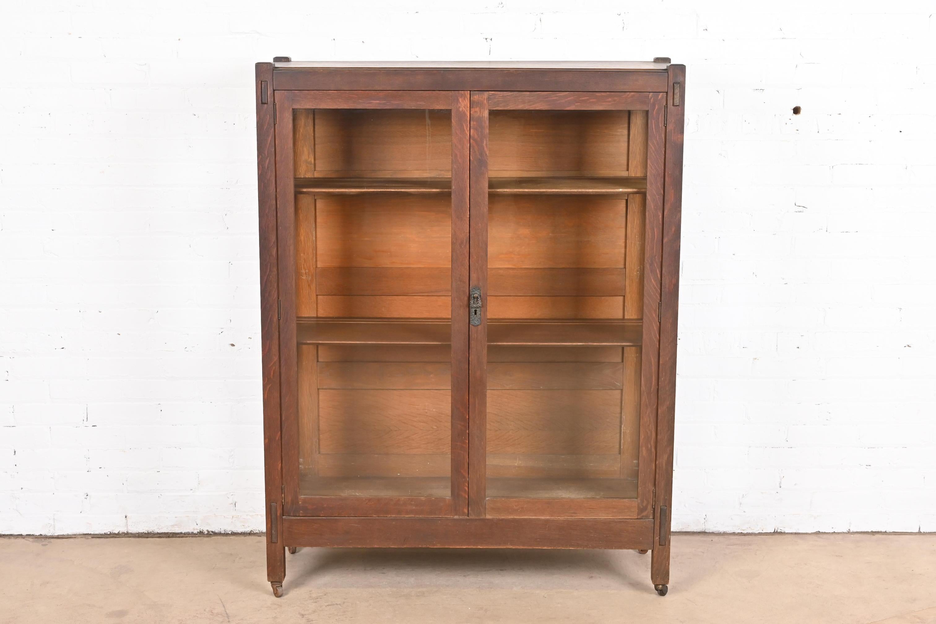 A gorgeous antique Mission or Arts & Crafts bookcase or display cabinet

By Lifetime Furniture

USA, Circa 1900

Quarter sawn oak, with glass front and sides, and original hammered copper hardware.

Measures: 41.5